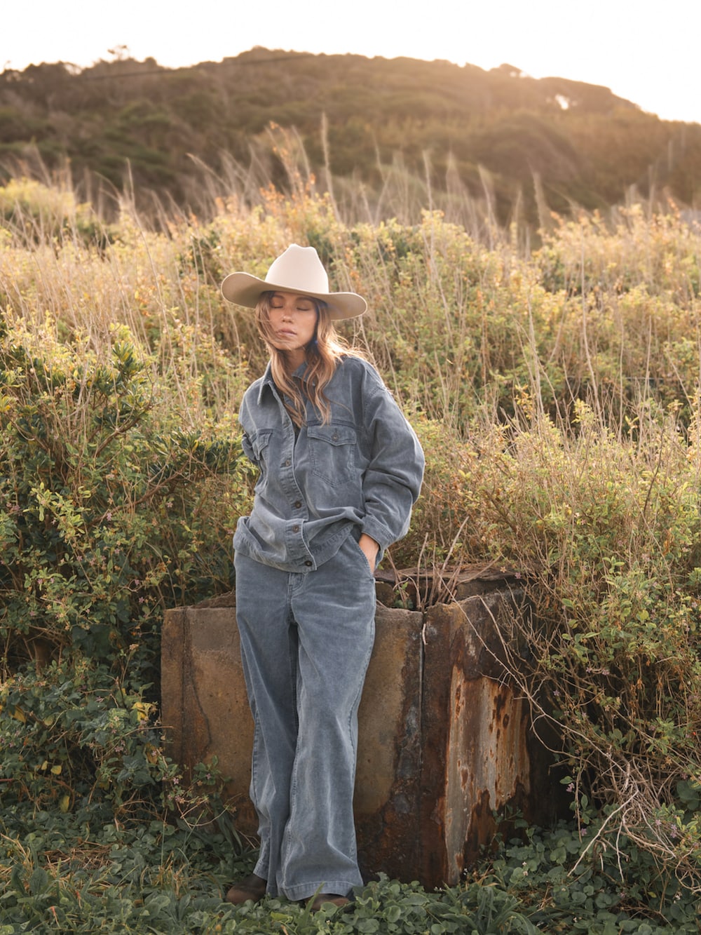 ブルー系のジャケット/アウター、ブルー系のパンツ、ブラウン系のレインシューズを着用したレディースの秋コーディネートの4枚目の写真