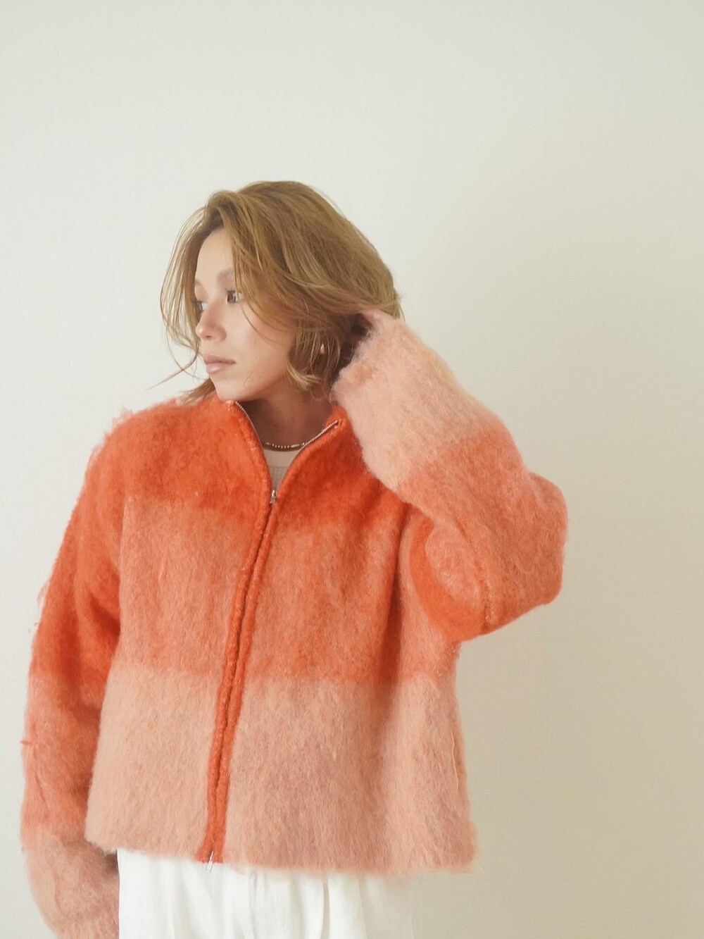 「秋コーデ、ファッションを楽しもう、秋服、オレンジ、カラーコーデ、ニットカーディガン、シャギーニット、ブルゾン、メンズライク、パンツスタイル、オトナ女子、30代コーデ、シンプル、ラクチンコーデ」｜「Sun Vivianのアイテム（カーディガン/ボレロ、オレンジ系）」を使った、階上実穂さん（骨格ナチュラル・レディース・158cm）の秋コーディネートの4枚目の写真