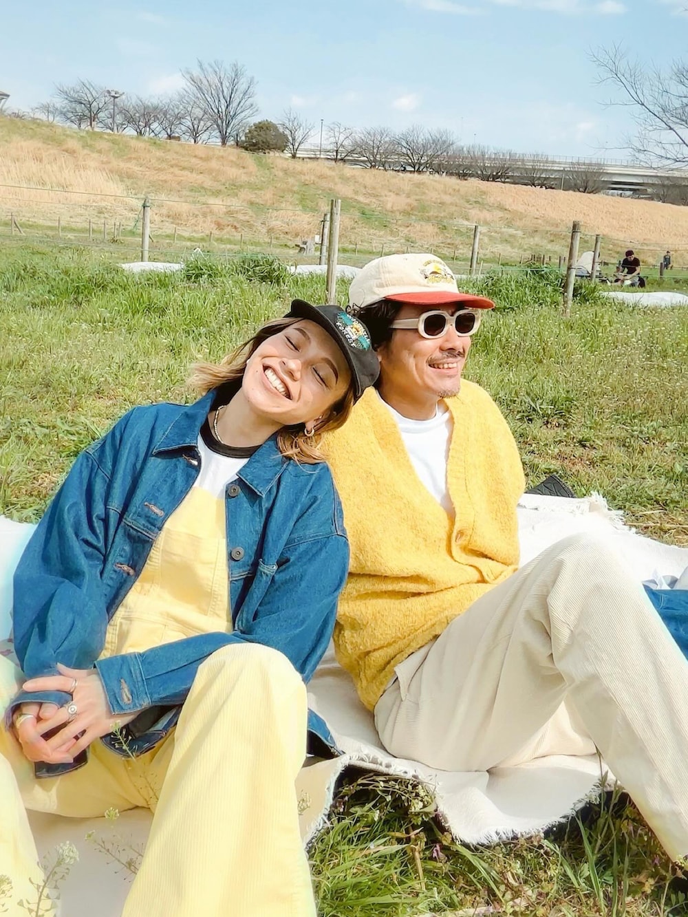 「大人カジュアル、春コーデ、デニムジャケット、Levi's、オーバーオール、カラーコーデ、春色、アウトドアスタイル、スニーカーコーデ、VANS、ゆるコーデ、オトナカジュアル、カジュアルコーデ、30代コーデ、リンクコーデ」｜「FREAK'S STOREのSOMETHING × FREAK'S STORE/サムシング 別注FLARE OVERALL/フレアオーバーオール（サロペット/オーバーオール、イエロー系）」を使った、階上実穂さん（骨格ナチュラル・レディース・158cm）の春コーディネートの2枚目の写真