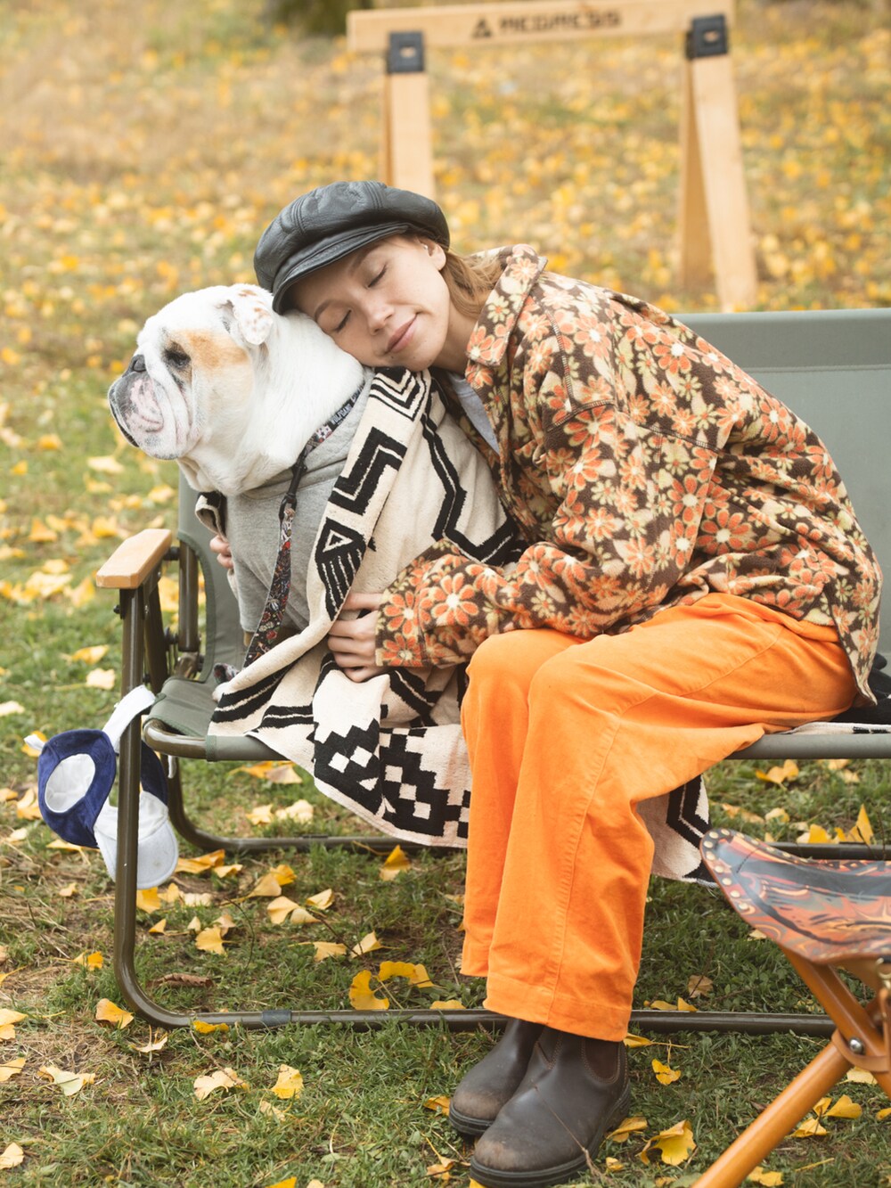 「アウトドアスタイル、キャンプ、秋コーデ、花柄、フリース、オーバーサイズ、ゆるコーデ、メンズライク、キャスケット、オトナ女子、30代コーデ、カラーコーデ、オレンジ、古着MIX、マイベストコーデ2023」｜「schottのSchott/ショット/LEATHER NEWSBOY CAP/レザー ニュースボーイキャップ キャスケット（キャスケット、ブラック系）」を使った、階上実穂さん（骨格ナチュラル・レディース・158cm）の冬コーディネートの4枚目の写真