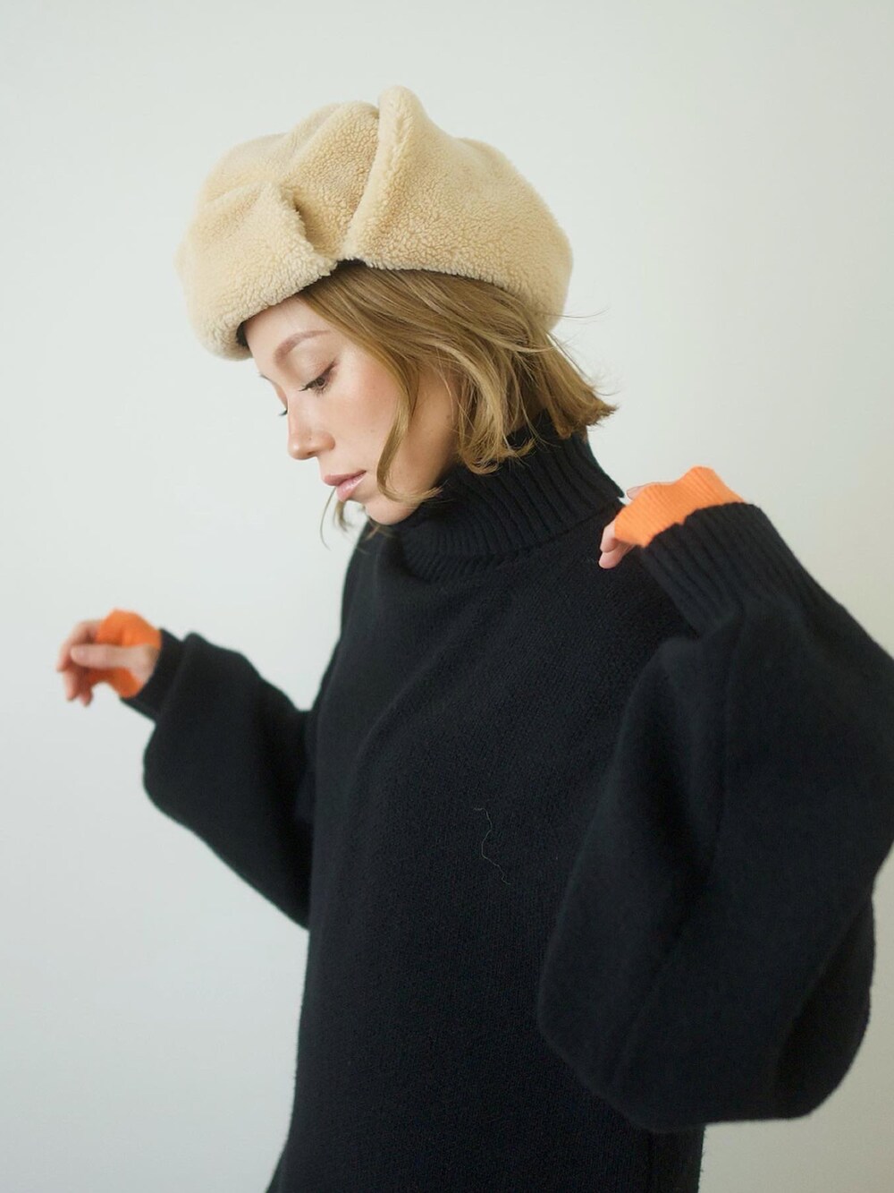 「オトナ女子、冬コーデ、マイベストコーデ2023、ゆるコーデ、ワンピース、ニットワンピース、タートルネック、ベスト、レイヤードスタイル、秋コーデ、30代コーデ、クリスマスに着たい服、ミリタリー、大人コーデ」｜「Sun Vivianのアイテム（帽子、ベージュ系）」を使った、階上実穂さん（骨格ナチュラル・レディース・158cm）の冬コーディネートの2枚目の写真