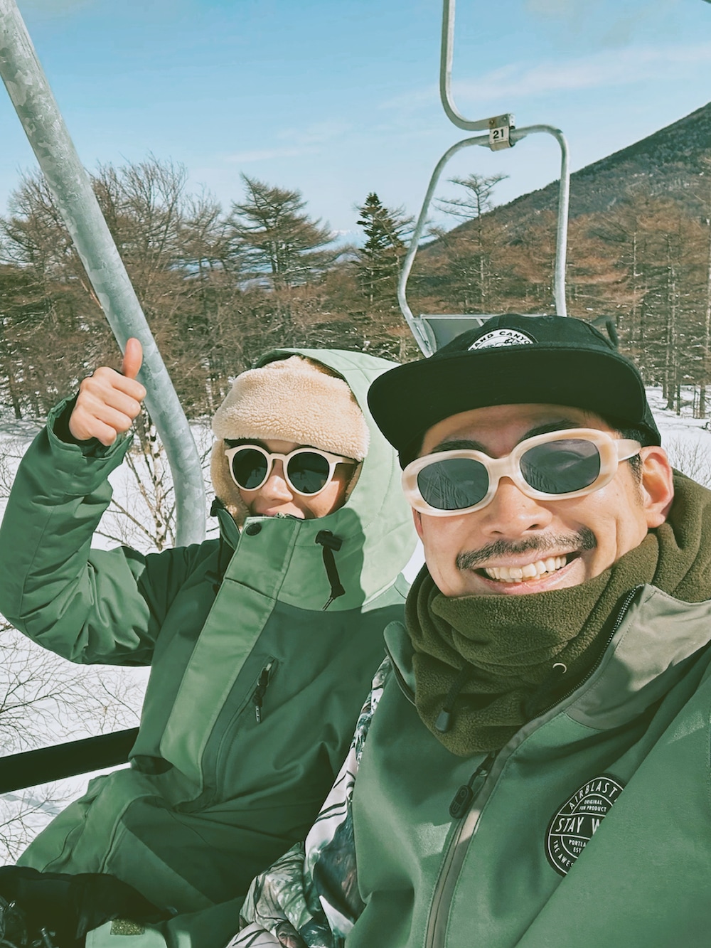 「冬コーデ、雪、雪山、アウトドア、アウトドアスタイル、スノーボード、スノボ、あったかコーデ、カラーコーデ、冬、派手、花柄、オーバーオール、冬アウター、ほめられ本命コーデ」｜「AIRBLASTERのアイテム（ジャケット/アウター、グリーン系）」を使った、階上実穂さん（骨格ナチュラル・レディース・158cm）の冬コーディネートの3枚目の写真