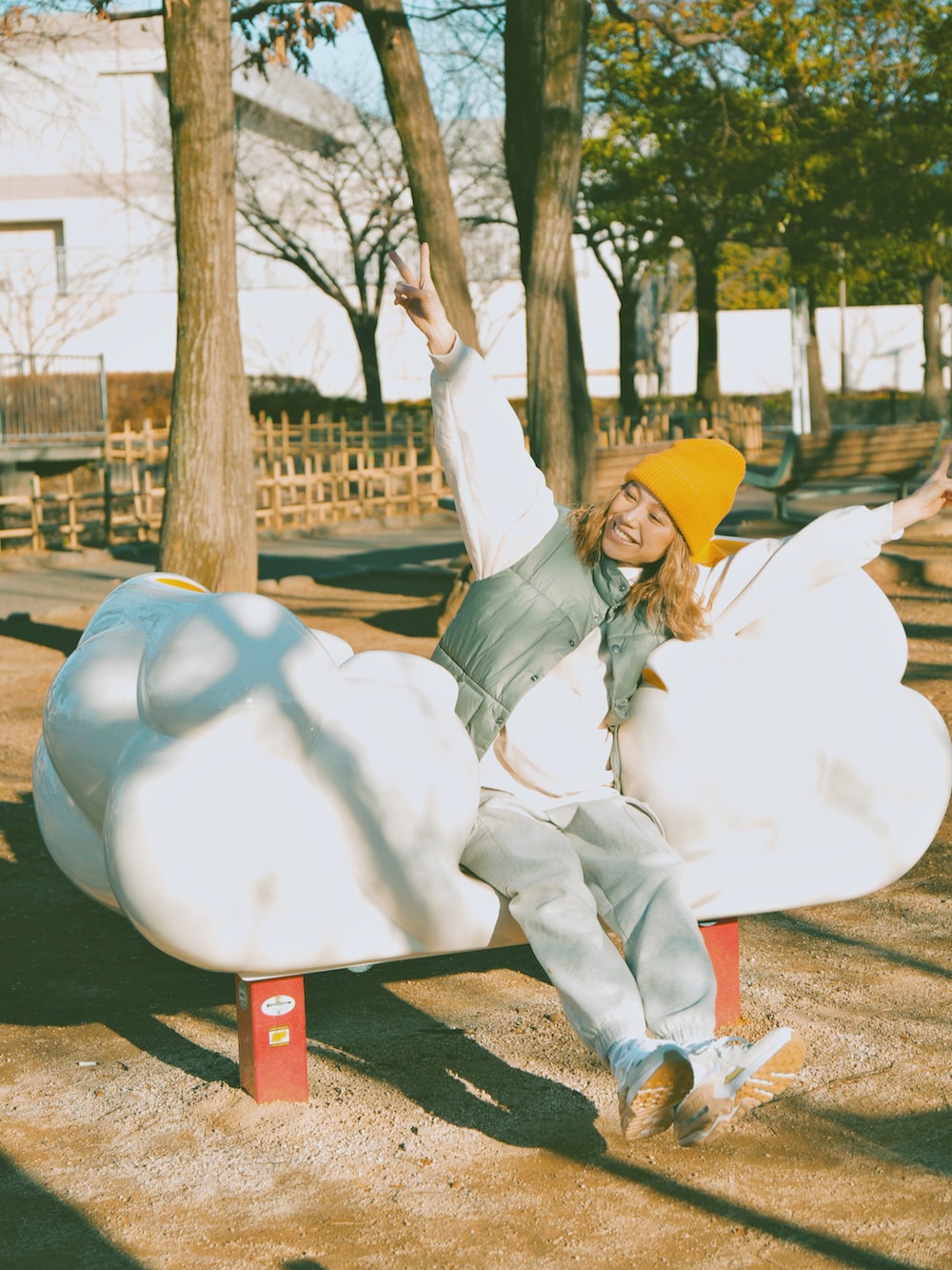 グリーン系のダウンベスト、ホワイト系のスウェット、グレー系のスウェットパンツを着用したレディースの冬コーディネートの5枚目の写真