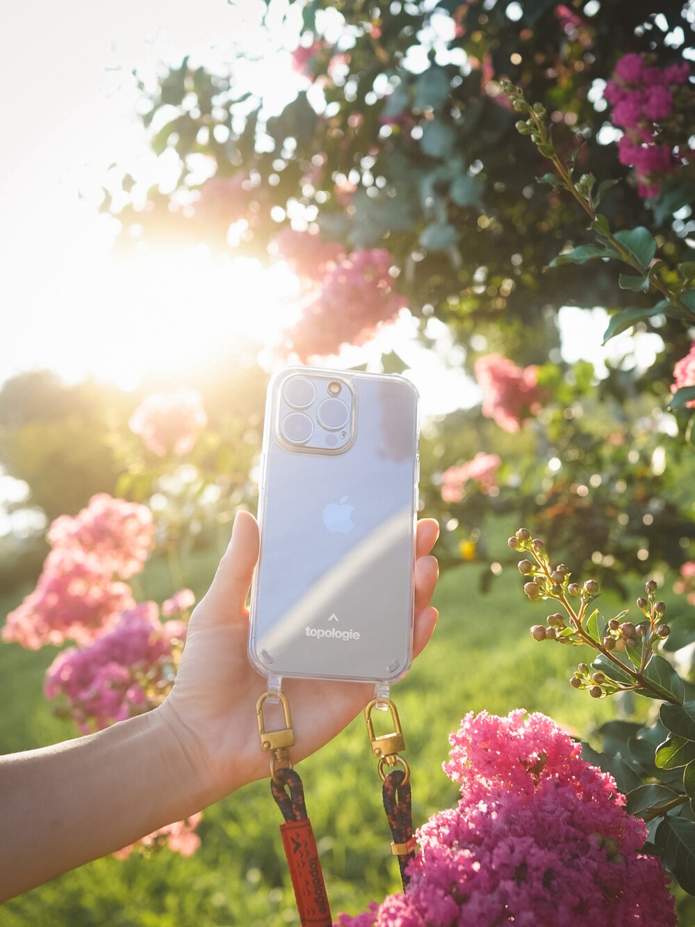 「夏コーデ、スマホショルダー、スマホケース、Topologie、トポロジー、シンプルコーデ、ラフ、おでかけコーデ、オトナ女子、ラクチンコーデ、30代コーデ、シンプル、白Tシャツ、ゆるコーデ、オーバーサイズ」｜「Sun Vivianのアイテム（Tシャツ/カットソー、ホワイト系）」を使った、階上実穂さん（骨格ナチュラル・レディース・158cm）の夏コーディネートの2枚目の写真