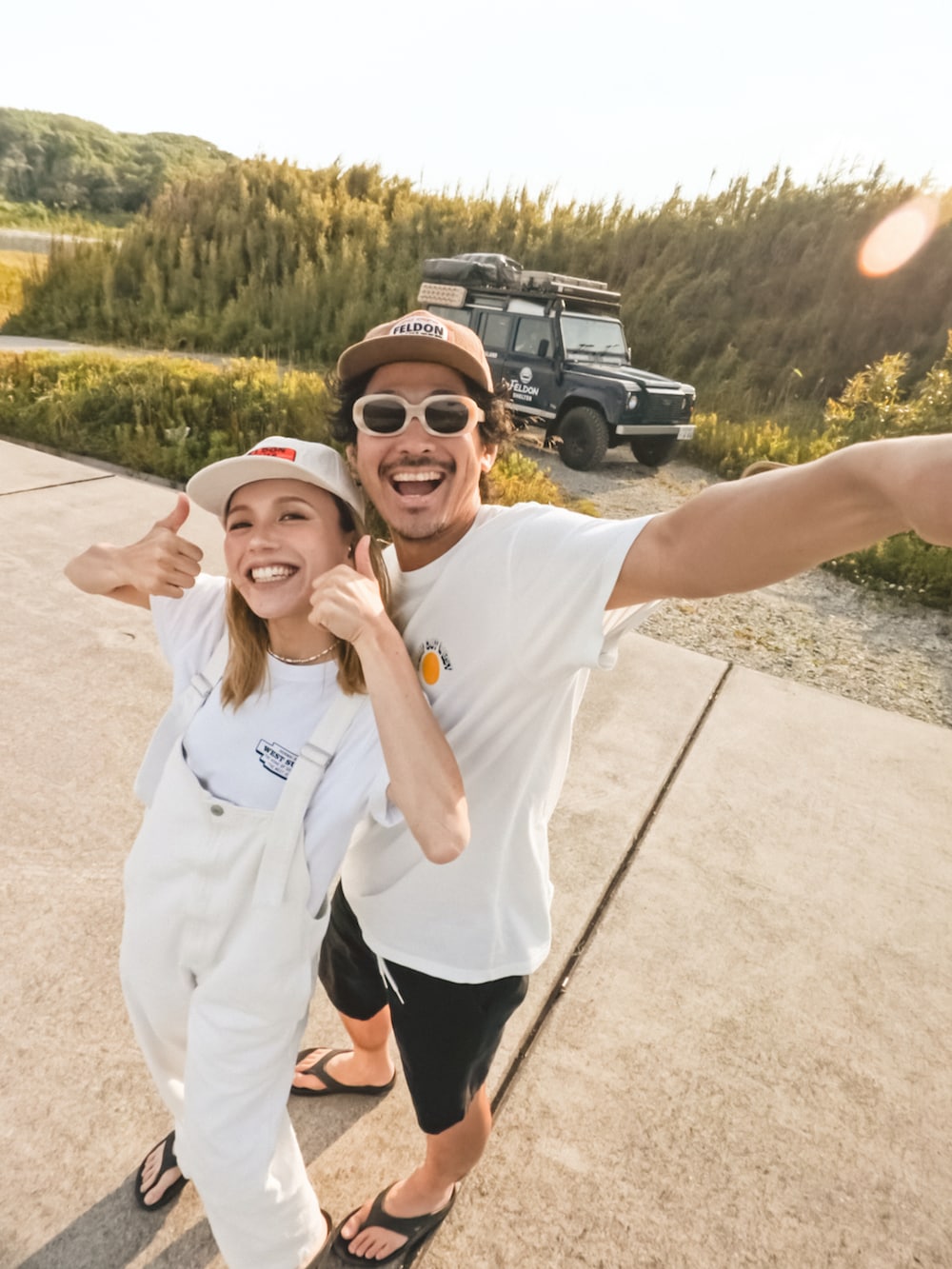 「大人カジュアル、夏コーデ、ワントーンコーデ、オールホワイト、ホワイトコーデ、夏だ！Tシャツ着よう！、白Tシャツ、オーバーオール、楽チンコーデ、パンツスタイル、アウトドアスタイル、スニーカーコーデ、アメカジ、大人コーデ、さらっと晴れやかスナップ」｜「FELDON SHELTERのアイテム（キャップ、ホワイト系）」を使った、階上実穂さん（骨格ナチュラル・レディース・158cm）の夏コーディネートの5枚目の写真