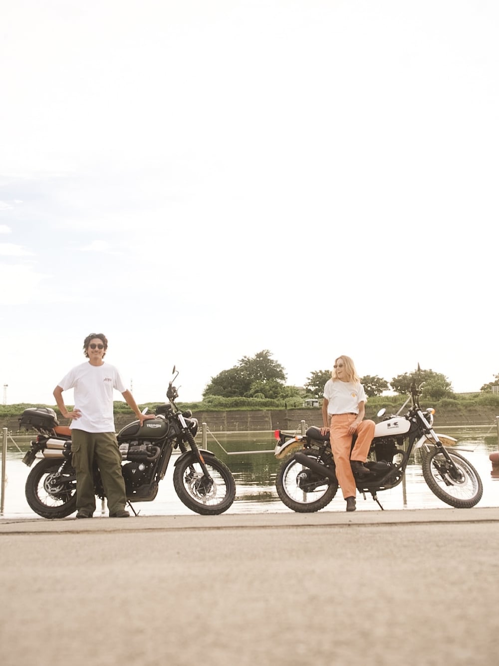 「休日スタイル、夏コーデ、バイクスタイル、ロゴT、白Tシャツ、カラーパンツ、ペインターパンツ、ベイカーパンツ、オレンジ、大人カジュアル、シンプルコーデ、30代コーデ、オトナ女子、ブーツ、カラーコーデ」｜「WEST SUPPLYのアイテム（Tシャツ/カットソー、ホワイト系）」を使った、階上実穂さん（骨格ナチュラル・レディース・158cm）の夏コーディネートの4枚目の写真