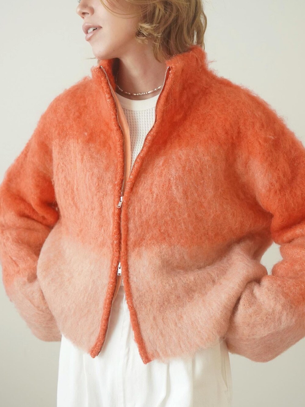 「秋コーデ、ファッションを楽しもう、秋服、オレンジ、カラーコーデ、ニットカーディガン、シャギーニット、ブルゾン、メンズライク、パンツスタイル、オトナ女子、30代コーデ、シンプル、ラクチンコーデ」｜「Sun Vivianのアイテム（カーディガン/ボレロ、オレンジ系）」を使った、階上実穂さん（骨格ナチュラル・レディース・158cm）の秋コーディネートの2枚目の写真