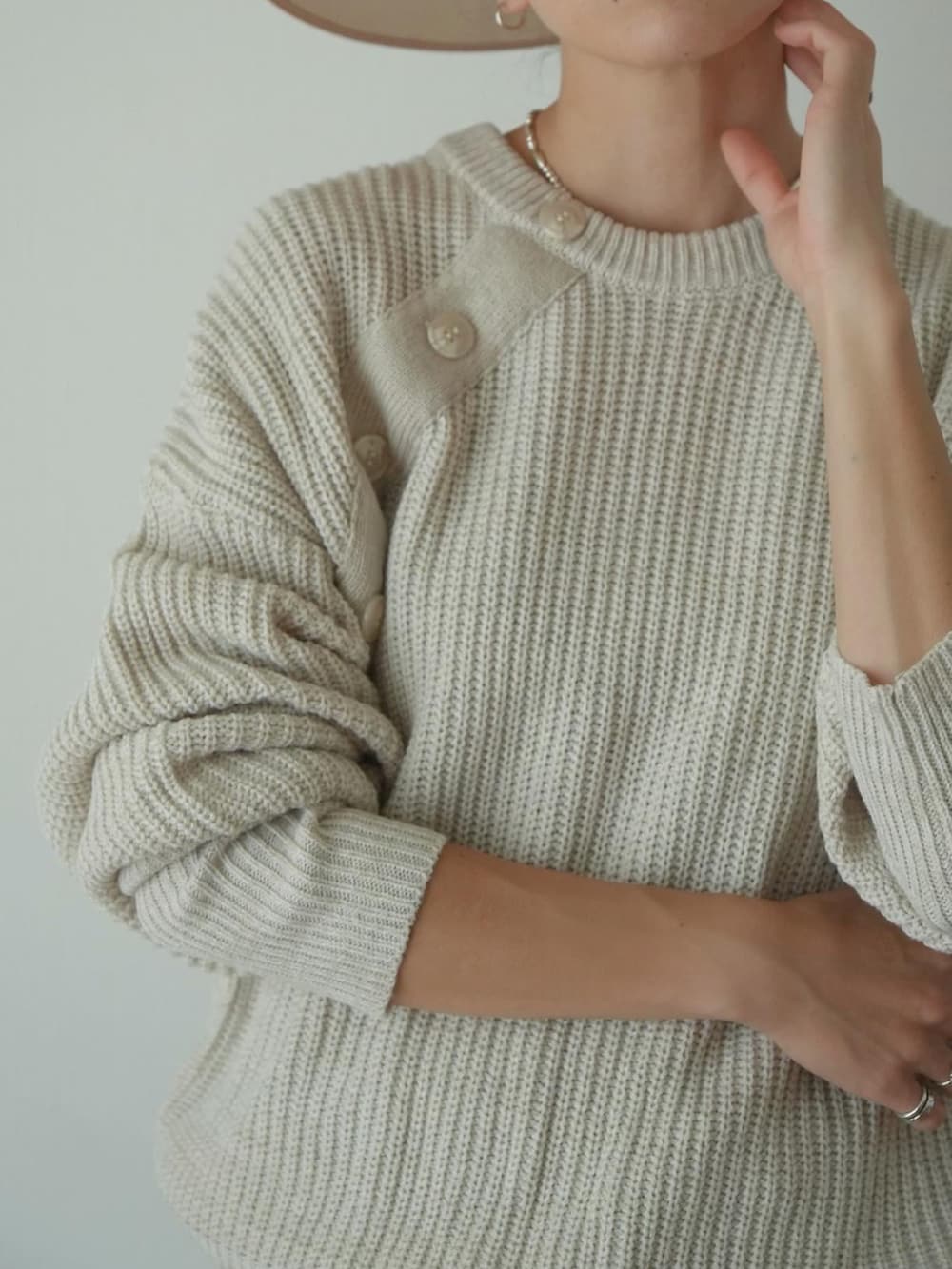 「秋服コーデ、ニット、パンツスタイル、ワークパンツ、Dickies、チノパン、オトナ女子、アースカラー、ナチュラル、秋ルック紹介するよ、古着MIX、メンズライク、ブーツ、秋、大人コーデ」｜「Sun Vivianのアイテム（ニット/セーター、ベージュ系）」を使った、階上実穂さん（骨格ナチュラル・レディース・158cm）の秋コーディネートの2枚目の写真