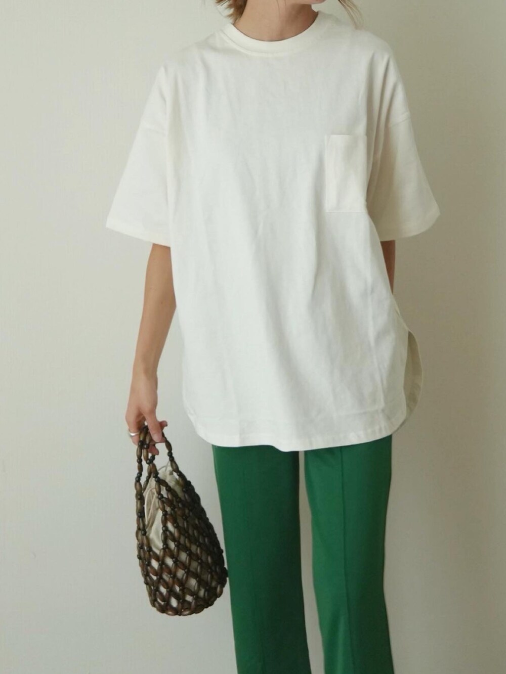 「ラフ、オトナ女子、バンダナ、ポケットＴシャツ、オーバーサイズ、ゆるコーデ、パンツスタイル、スリットパンツ、カラーパンツ、グリーン、シンプルコーデ、リラックススタイル、大人コーデ、着回しコーデ、ミニバッグ」｜「studio CLIPのブロックプリント風ハンカチ（ハンカチ/ハンドタオル、レッド系）」を使った、階上実穂さん（レディース・158cm）の夏コーディネートの2枚目の写真