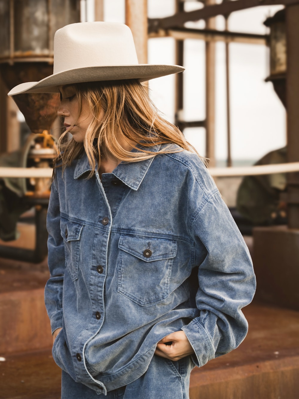 ブルー系のジャケット/アウター、ブルー系のパンツ、ブラウン系のレインシューズを着用したレディースの秋コーディネートの2枚目の写真