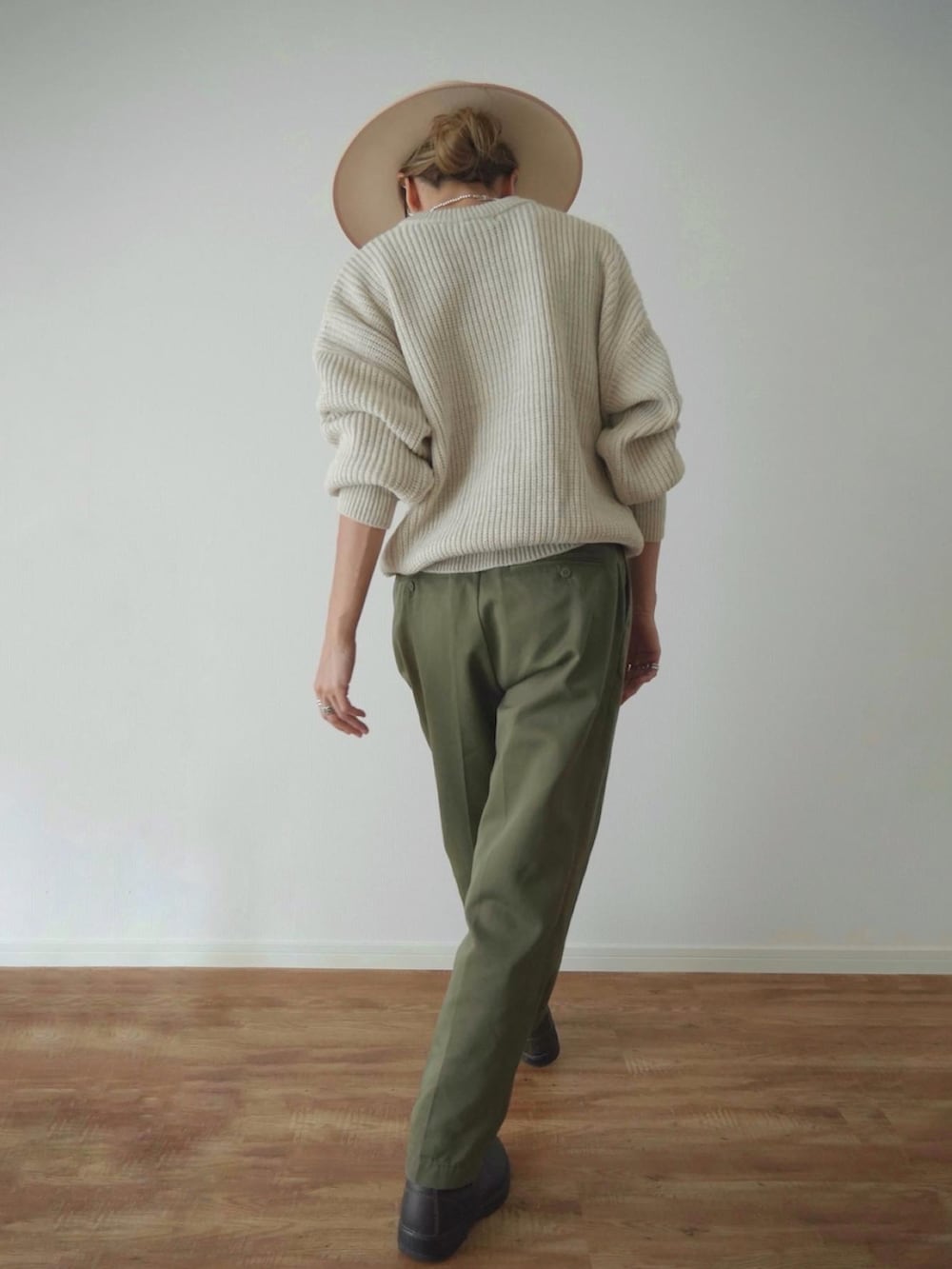 「秋服コーデ、ニット、パンツスタイル、ワークパンツ、Dickies、チノパン、オトナ女子、アースカラー、ナチュラル、秋ルック紹介するよ、古着MIX、メンズライク、ブーツ、秋、大人コーデ」｜「Sun Vivianのアイテム（ニット/セーター、ベージュ系）」を使った、階上実穂さん（骨格ナチュラル・レディース・158cm）の秋コーディネートの3枚目の写真