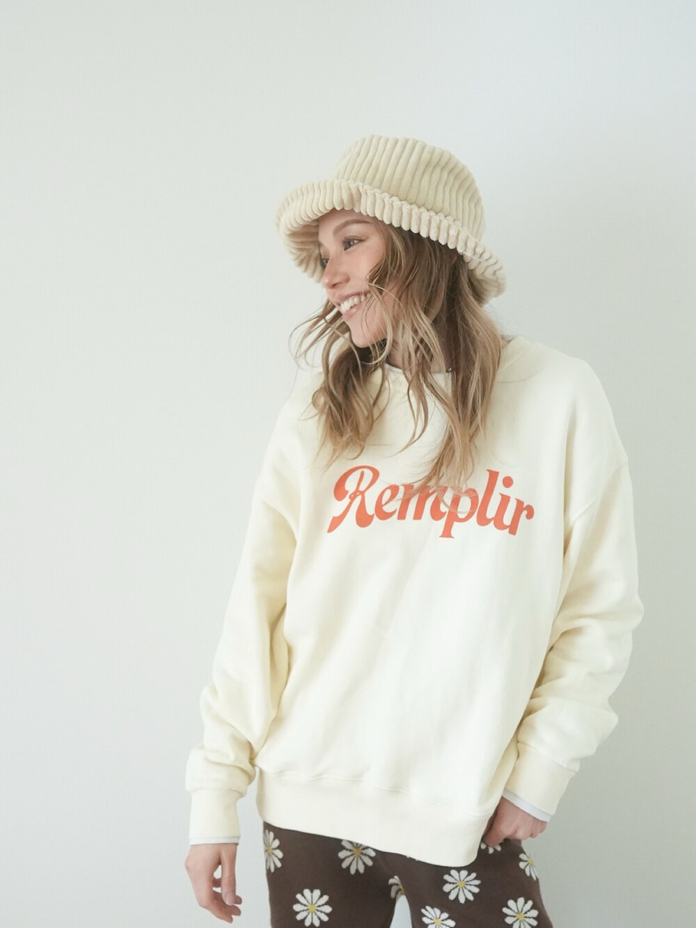 「春コーデ、バケットハット、スウェット、トレーナー、花柄、フレアパンツ、ブラウン、ニットパンツ、オトナカワイイ、レトロ、チョコ色に染まれ、ゆるコーデ、ストライプシャツ、リラックススタイル、ラクチンコーデ」｜「UNE MANSIONの[UNE ORIGINAL] ベーシックコーデュロイバケットハット（ハット、ホワイト系）」を使った、階上実穂さん（骨格ナチュラル・レディース・158cm）の冬コーディネートの4枚目の写真