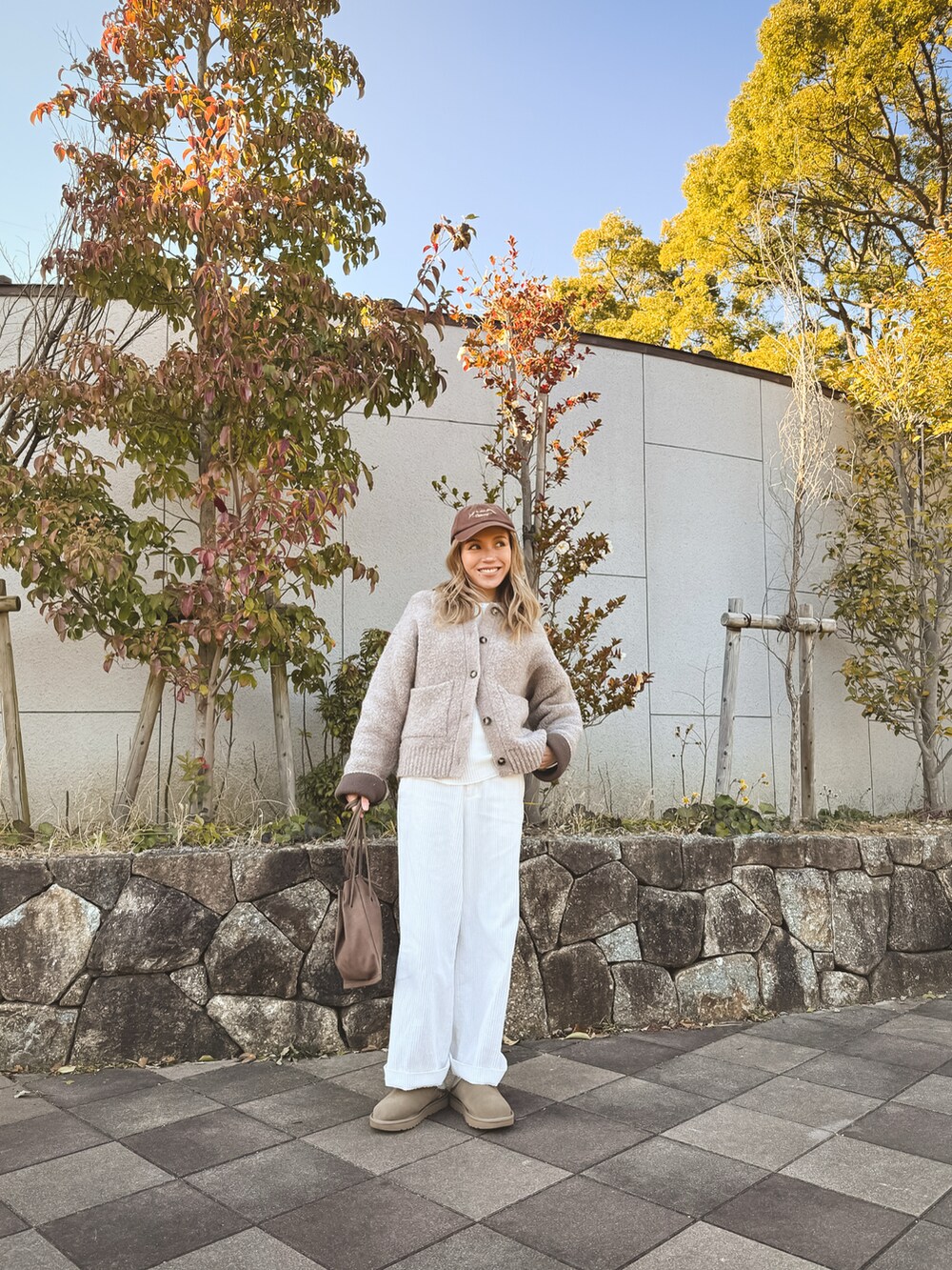 「冬コーデ、大人かわいい、ゆるコーデ、カーディガン、キャップ、コーデュロイパンツ、パンツスタイル、スリッポン、ムートンブーツ、UGG、30代コーデ、アースカラー、ワントーンコーデ、おでかけコーデ、オトナカジュアル」｜「FREAK'S STOREのダブルフェイス ジャケット/ニットジャケット（その他アウター、ブラウン系）」を使った、階上実穂さん（骨格ナチュラル・レディース・158cm）の冬コーディネートの4枚目の写真