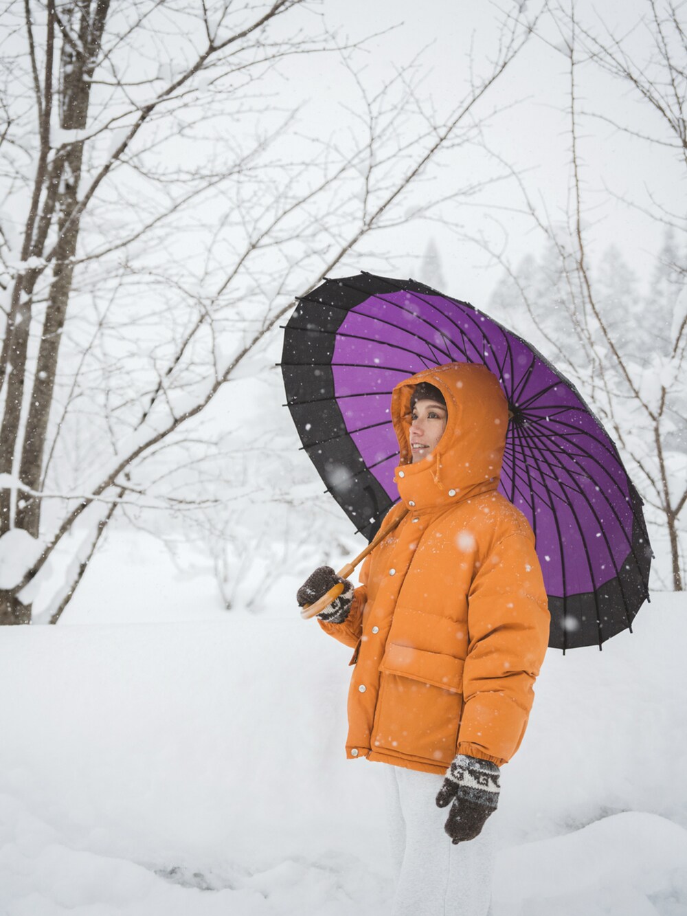 「冬コーデ、アウター、ダウンジャケット、オレンジ、スウェットパンツ、雪、ブーツ、SOREL、カラーコーデ、30代コーデ、防寒、シンプルスタイル、あったかコーデ、ゆるコーデ、リラックススタイル」｜「FREAK'S STOREのSORONAパディングリバーシブルジャケット/ソロナパディングリバーシブルジャケット（ダウンジャケット/コート、オレンジ系）」を使った、階上実穂さん（骨格ナチュラル・レディース・158cm）の冬コーディネートの2枚目の写真