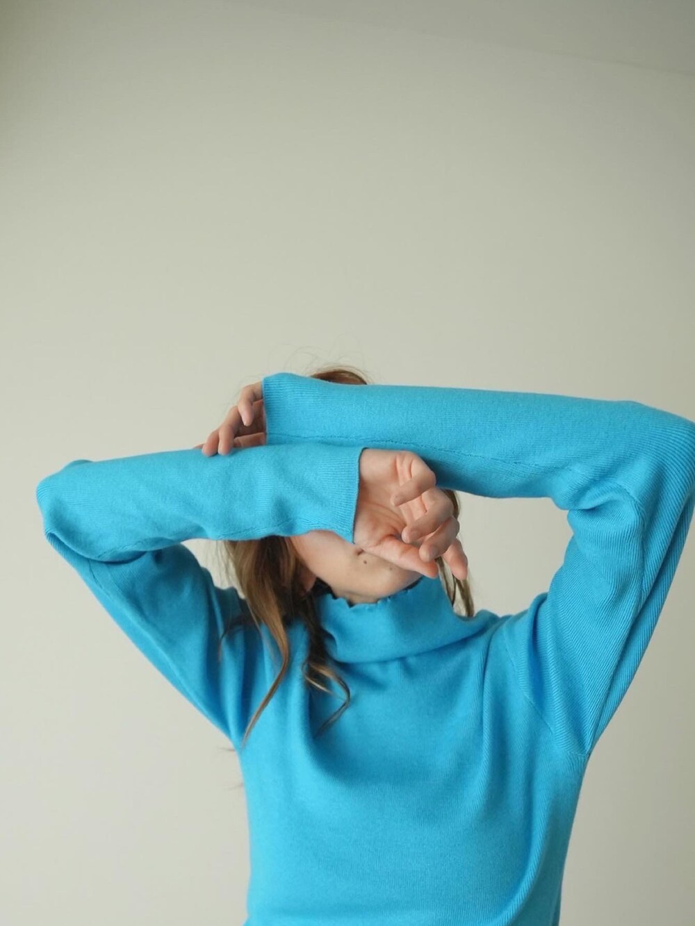「秋先取りコーデ、オトナ女子、ニット、ハイネック、カラーニット、カラーコーデ、シンプルコーデ、パンツスタイル、Levi's、ラフ、秋冬コーデ、大人コーデ、きれいめカジュアル、NIKE、スニーカーコーデ」｜「Sun Vivianのアイテム（ニット/セーター、ブルー系）」を使った、階上実穂さん（レディース・158cm）の秋コーディネートの3枚目の写真