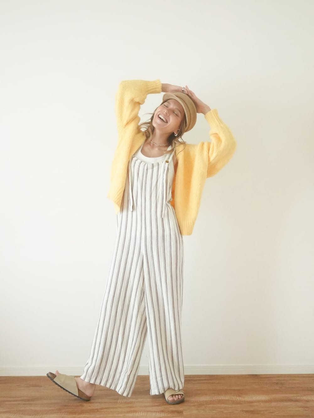 「秋コーデ、サロペット、オトナ女子、ラクチンコーデ、カーディガン、ニットカーディガン、カラーコーデ、イエロー、大人コーデ、ラフ、ワントーンコーデ、30代コーデ、ゆるコーデ、パンツスタイル、シンプルコーデ」｜「OVERRIDEのアイテム（キャスケット、ベージュ系）」を使った、階上実穂さん（骨格ナチュラル・レディース・158cm）の秋コーディネートの3枚目の写真