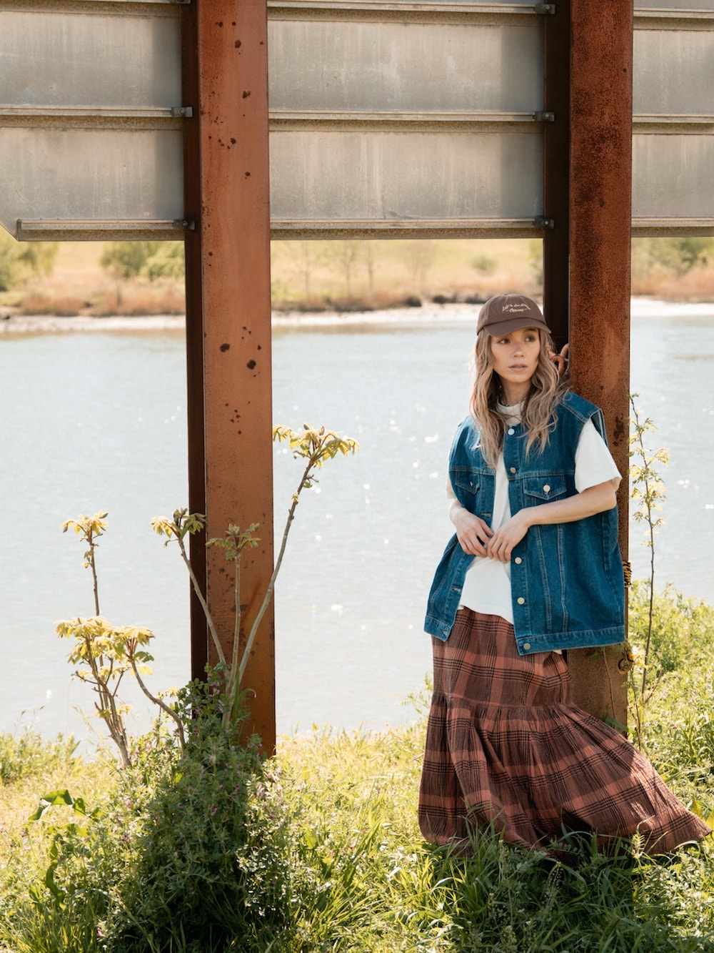 「オトナカジュアル、ヴィンテージ、キャップ、やっぱり帽子が好き、デニム、ベスト、白Tシャツ、トートバッグ、チェック、スカート、フレアスカート、ブラウンコーデ、オトナ女子、アウトドアスタイル、古着MIX」｜「Sun Vivianのアイテム（キャップ、ブラウン系）」を使った、階上実穂さん（骨格ナチュラル・レディース・158cm）の春コーディネートの2枚目の写真