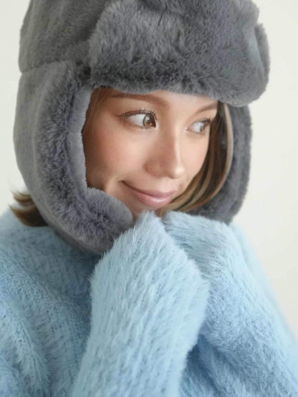 「冬コーデ、もこもこ、帽子、フライトキャップ、パイロットキャップ、防寒、カラーニット、ブルー、シャギーニット、冬のコーデ、カラーコーデ、大人かわいい、30代コーデ、コスメ、冬を彩る色いろコーデ」｜「Sun Vivianのアイテム（キャップ、グレー系）」を使った、階上実穂さん（骨格ナチュラル・レディース・158cm）の冬コーディネートの2枚目の写真