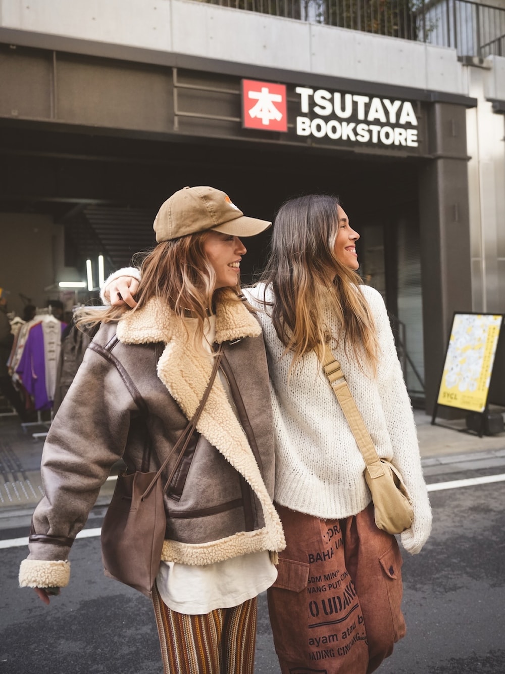 「冬コーデ、ワントーンコーデ、ブラウン、冬アウター、ボアジャケット、ニットスカート、真冬のあったかスタイル、古着MIX、ヴィンテージ、リンクコーデ、オトナ女子、レトロ、30代コーデ、ブーツスタイル、おでかけコーデ」｜「URBAN RESEARCH Sonny LabelのALPHA INDUSTRIES　W B3 FAKE MOUTON（ムートンコート、ブラウン系）」を使った、階上実穂さん（骨格ナチュラル・レディース・158cm）の冬コーディネートの5枚目の写真