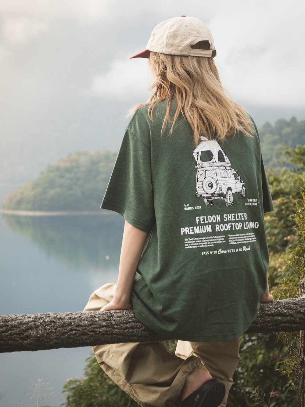 「アウトドアスタイル、キャンプ、オーバーサイズ、ゆるコーデ、Tシャツ、プリントT、アツいコーデ全部見せ、ラクチンコーデ、30代コーデ、ラフ、シンプル、夏コーデ、大人コーデ、お出かけコーデ、アウトドアコーデ」｜「FELDON SHELTERのアイテム（Tシャツ/カットソー、グリーン系）」を使った、階上実穂さん（骨格ナチュラル・レディース・158cm）の夏コーディネートの5枚目の写真