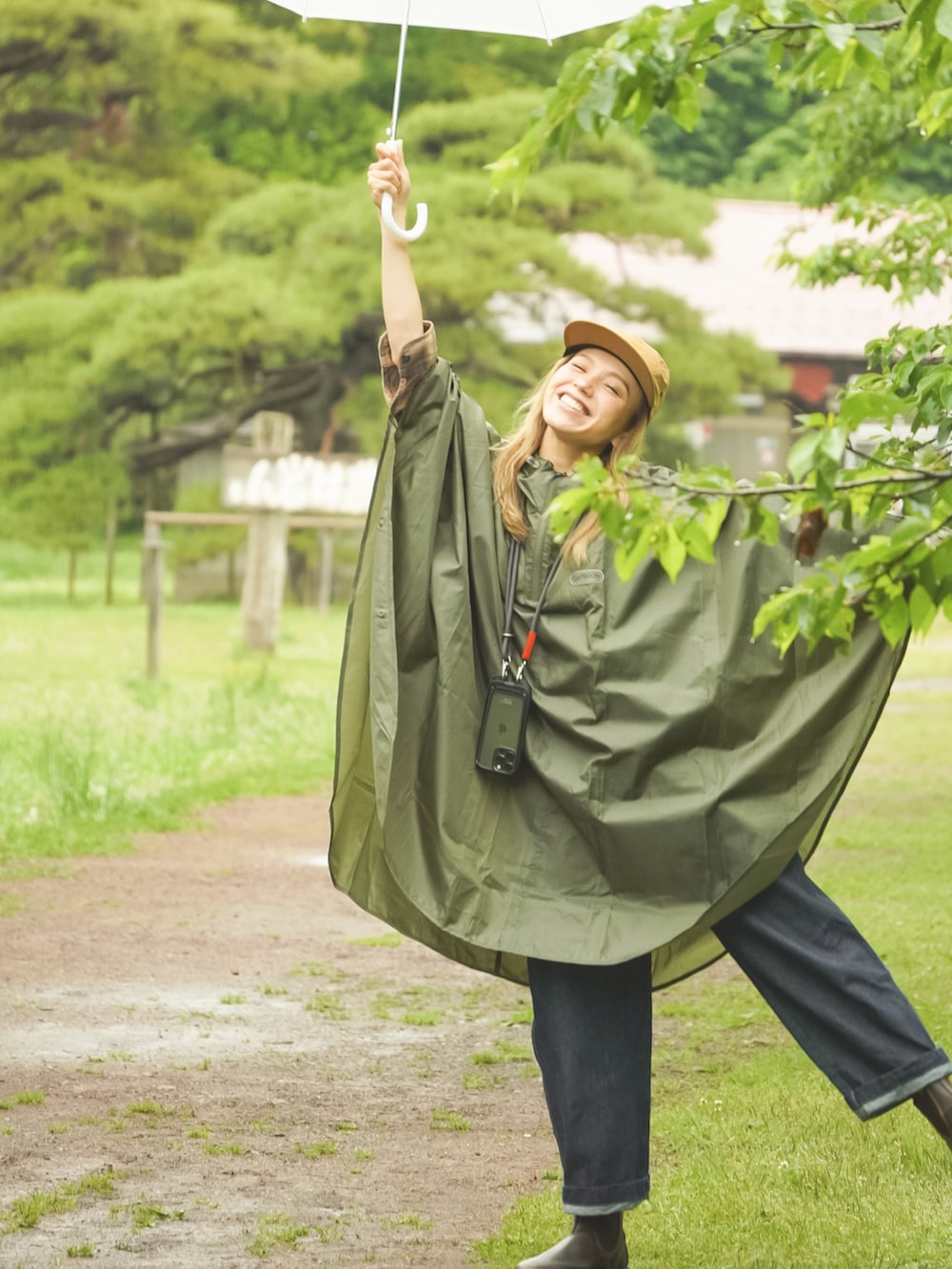 「雨の日コーデ、レインコート、ポンチョ、レインポンチョ、カーキ、アウトドアスタイル、お出かけコーデ、オーバーオール、パンツスタイル、ブーツ、blundstone、大人コーデ、キャンプ、梅雨、ゆるコーデ」｜「THE NORTH FACEのザ ノース フェイス THE NORTH FACE Five Panel Cap(ファイブパネルキャップ)（キャップ、ブラウン系）」を使った、階上実穂さん（骨格ナチュラル・レディース・158cm）の夏コーディネートの5枚目の写真