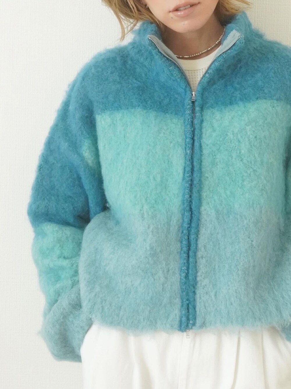 「秋コーデ、ブルー、カラーコーデ、ニットカーディガン、シャギーニット、ブルゾン、シンプルコーデ、秋服、ラクチンコーデ、ファッションを楽しもう、ラフ、大人カジュアル、30代コーデ、大人コーデ、オトナ女子」｜「M・A・Cの【M･A･C /マック】M･A･C ミネラライズ スキンフィニッシュ（フェイスパウダー、ベージュ系）」を使った、階上実穂さん（骨格ナチュラル・レディース・158cm）の秋コーディネートの3枚目の写真