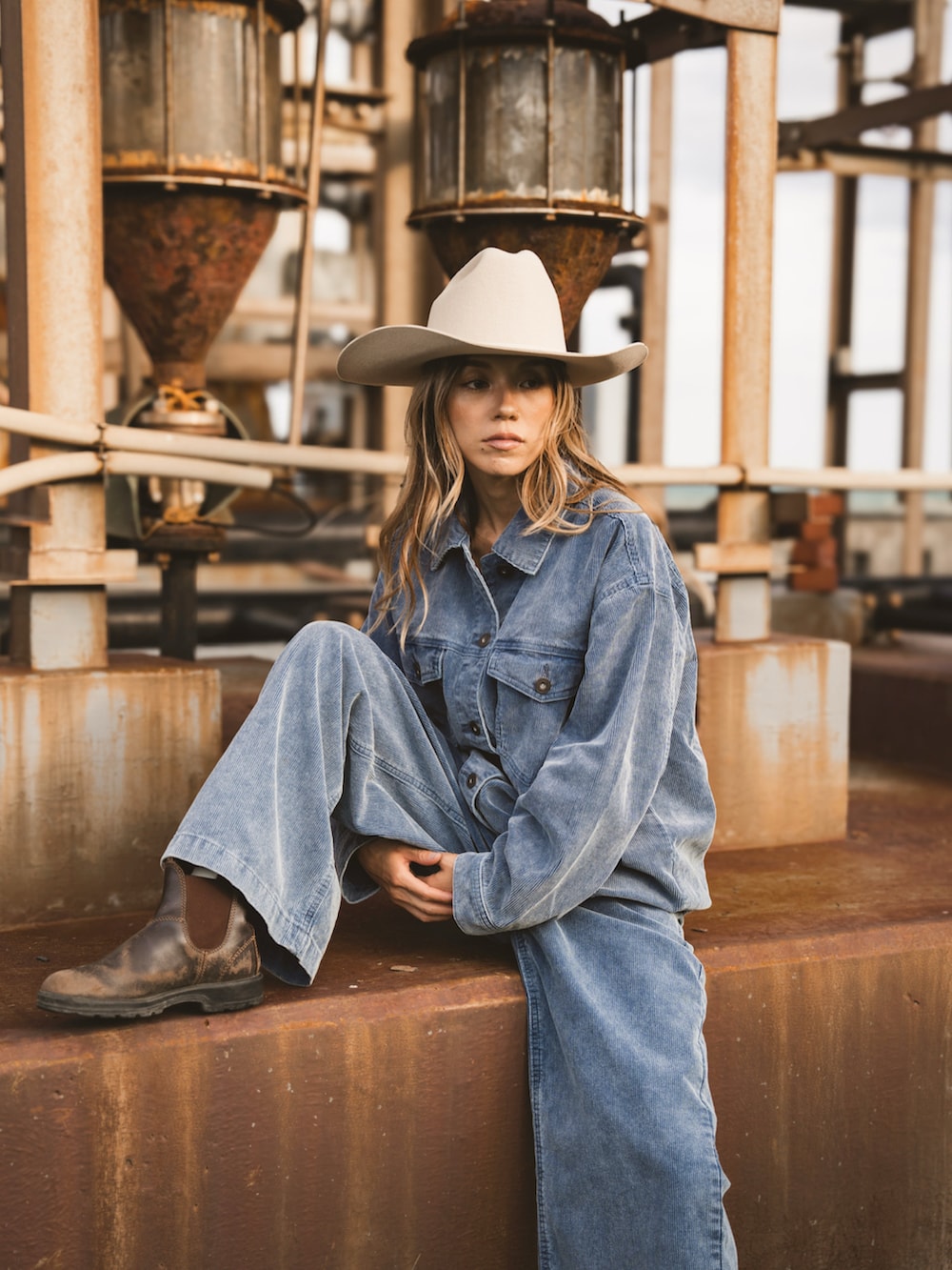 ブルー系のジャケット/アウター、ブルー系のパンツ、ブラウン系のレインシューズを着用したレディースの秋コーディネートの5枚目の写真