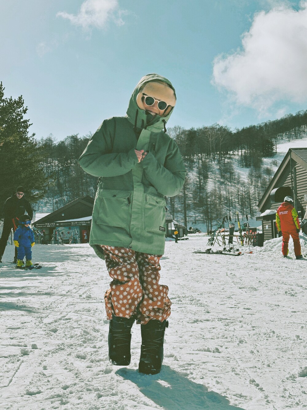 「冬コーデ、雪、雪山、アウトドア、アウトドアスタイル、スノーボード、スノボ、あったかコーデ、カラーコーデ、冬、派手、花柄、オーバーオール、冬アウター、ほめられ本命コーデ」｜「AIRBLASTERのアイテム（ジャケット/アウター、グリーン系）」を使った、階上実穂さん（骨格ナチュラル・レディース・158cm）の冬コーディネートの4枚目の写真