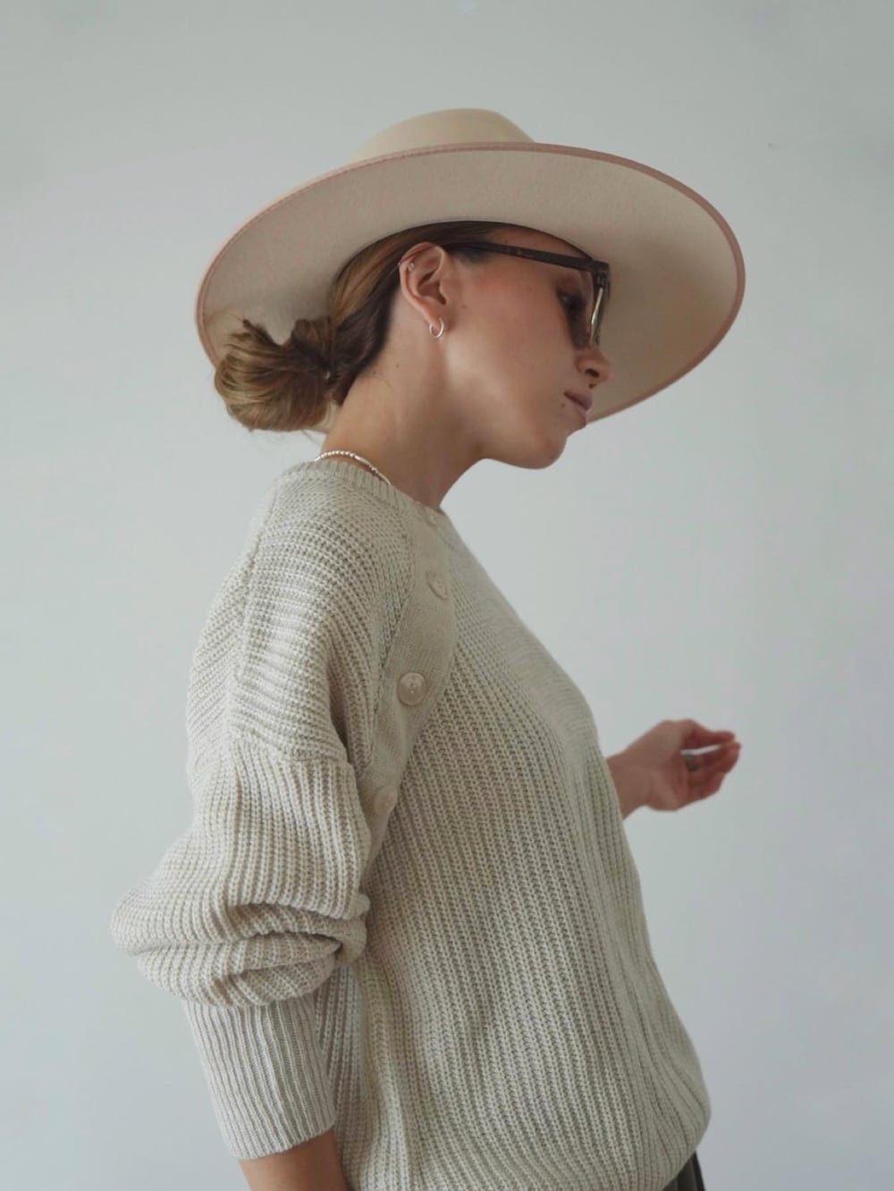 「秋服コーデ、ニット、パンツスタイル、ワークパンツ、Dickies、チノパン、オトナ女子、アースカラー、ナチュラル、秋ルック紹介するよ、古着MIX、メンズライク、ブーツ、秋、大人コーデ」｜「Sun Vivianのアイテム（ニット/セーター、ベージュ系）」を使った、階上実穂さん（骨格ナチュラル・レディース・158cm）の秋コーディネートの4枚目の写真