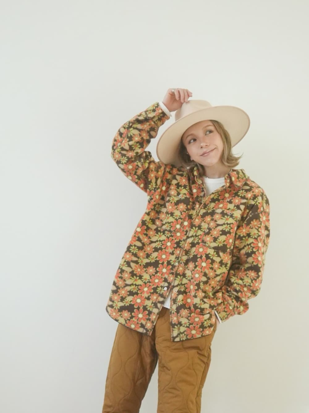 「秋冬コーデ、ワントーンコーデ、花柄、フリース、柄シャツ、シャツスタイル、キルティング、テーパードパンツ、アウトドアスタイル、冬を彩る色いろコーデ、パンツスタイル、淡色コーデ、30代コーデ、オトナ女子、大人コーデ」｜「Lack of Colorのアイテム（ハット、ホワイト系）」を使った、階上実穂さん（骨格ナチュラル・レディース・158cm）の冬コーディネートの3枚目の写真