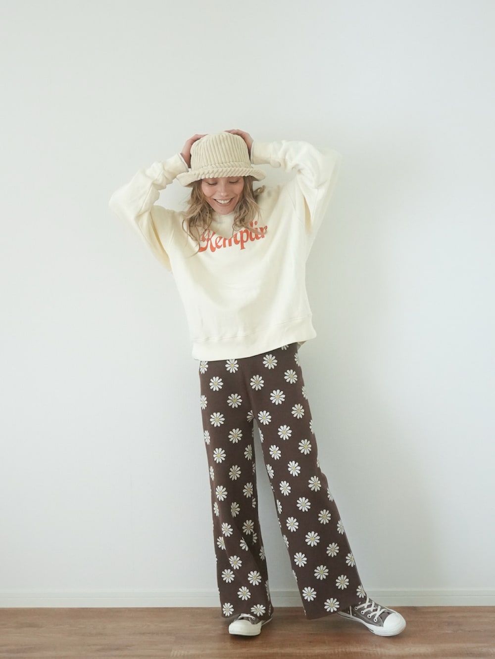 「春コーデ、バケットハット、スウェット、トレーナー、花柄、フレアパンツ、ブラウン、ニットパンツ、オトナカワイイ、レトロ、チョコ色に染まれ、ゆるコーデ、ストライプシャツ、リラックススタイル、ラクチンコーデ」｜「UNE MANSIONの[UNE ORIGINAL] ベーシックコーデュロイバケットハット（ハット、ホワイト系）」を使った、階上実穂さん（骨格ナチュラル・レディース・158cm）の冬コーディネートの5枚目の写真