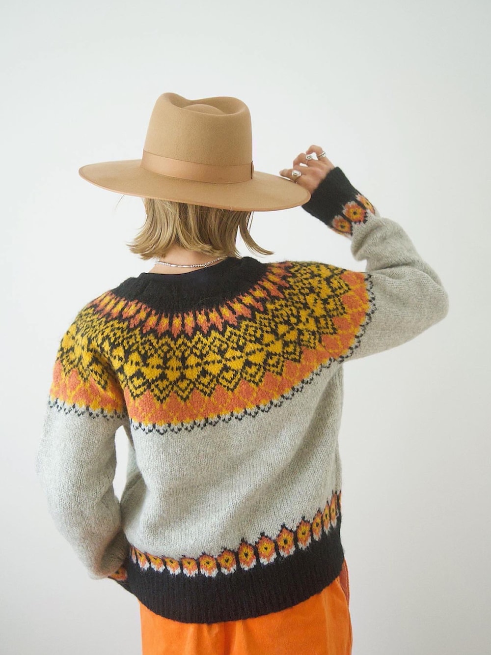 「秋コーデ、カラーコーデ、オレンジ、ノルディック柄、セーター、ニットコーデ、メンズライク、クリスマスに着たい服、パンツコーデ、ゆるコーデ、大人コーデ、30代コーデ、冬コーデ、マイベストコーデ2023」｜「Lack of Colorの【W】【it】【JB2】【Lack of Color】 ﾊｯﾄ（ハット、ブラウン系）」を使った、階上実穂さん（骨格ナチュラル・レディース・158cm）の冬コーディネートの2枚目の写真