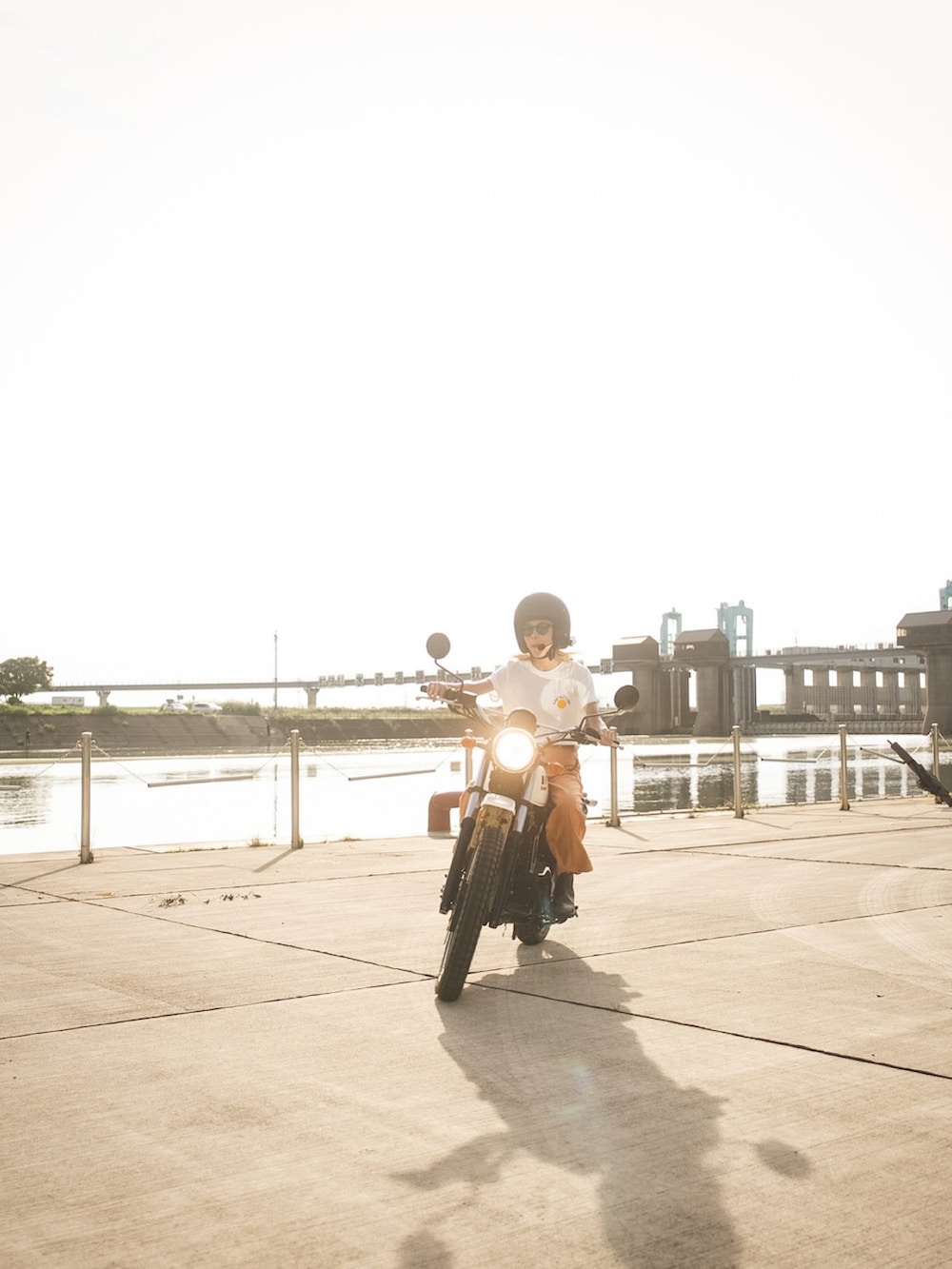 「休日スタイル、夏コーデ、バイクスタイル、ロゴT、白Tシャツ、カラーパンツ、ペインターパンツ、ベイカーパンツ、オレンジ、大人カジュアル、シンプルコーデ、30代コーデ、オトナ女子、ブーツ、カラーコーデ」｜「WEST SUPPLYのアイテム（Tシャツ/カットソー、ホワイト系）」を使った、階上実穂さん（骨格ナチュラル・レディース・158cm）の夏コーディネートの2枚目の写真