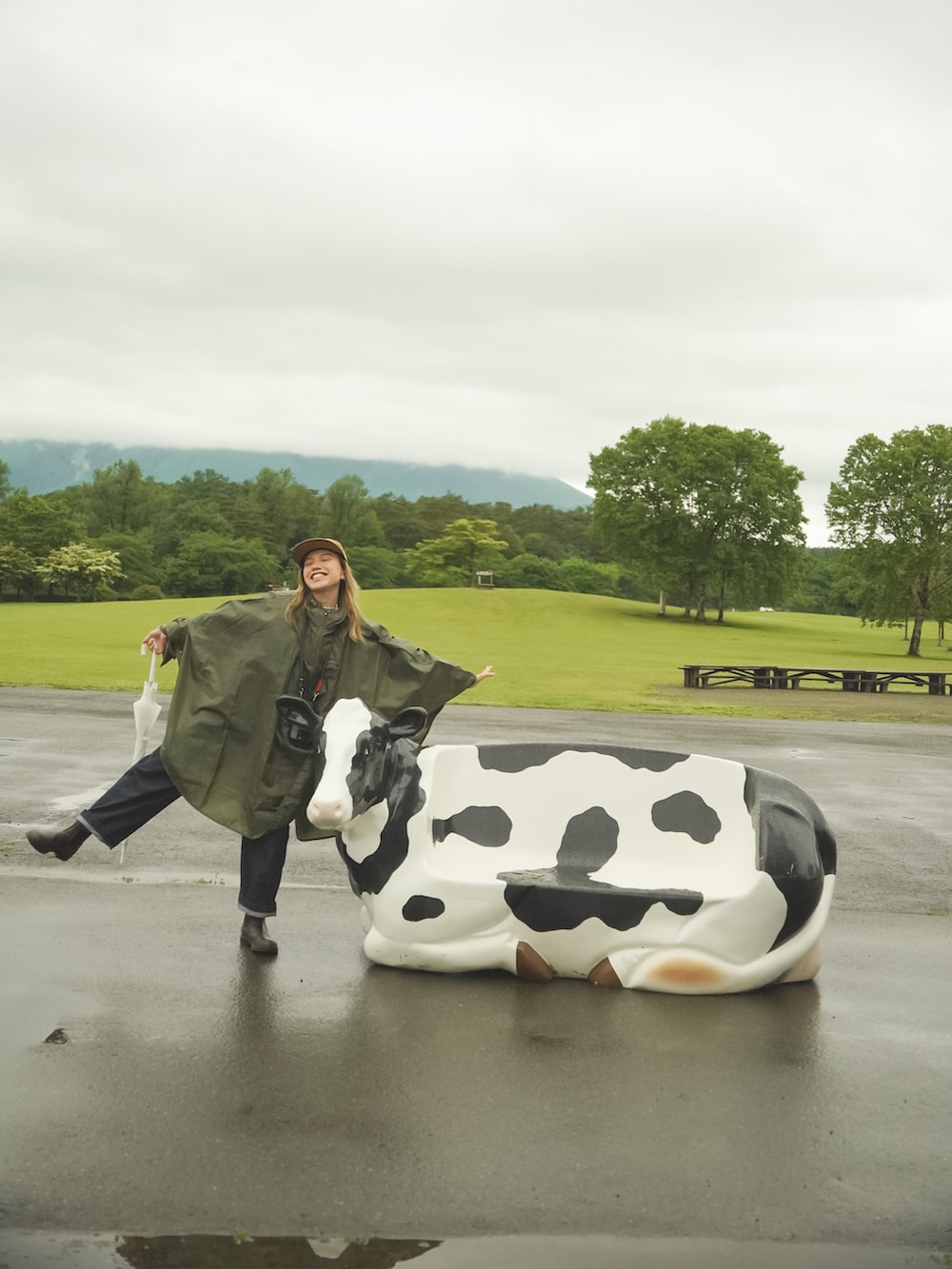 「雨の日コーデ、レインコート、ポンチョ、レインポンチョ、カーキ、アウトドアスタイル、お出かけコーデ、オーバーオール、パンツスタイル、ブーツ、blundstone、大人コーデ、キャンプ、梅雨、ゆるコーデ」｜「THE NORTH FACEのザ ノース フェイス THE NORTH FACE Five Panel Cap(ファイブパネルキャップ)（キャップ、ブラウン系）」を使った、階上実穂さん（骨格ナチュラル・レディース・158cm）の夏コーディネートの3枚目の写真