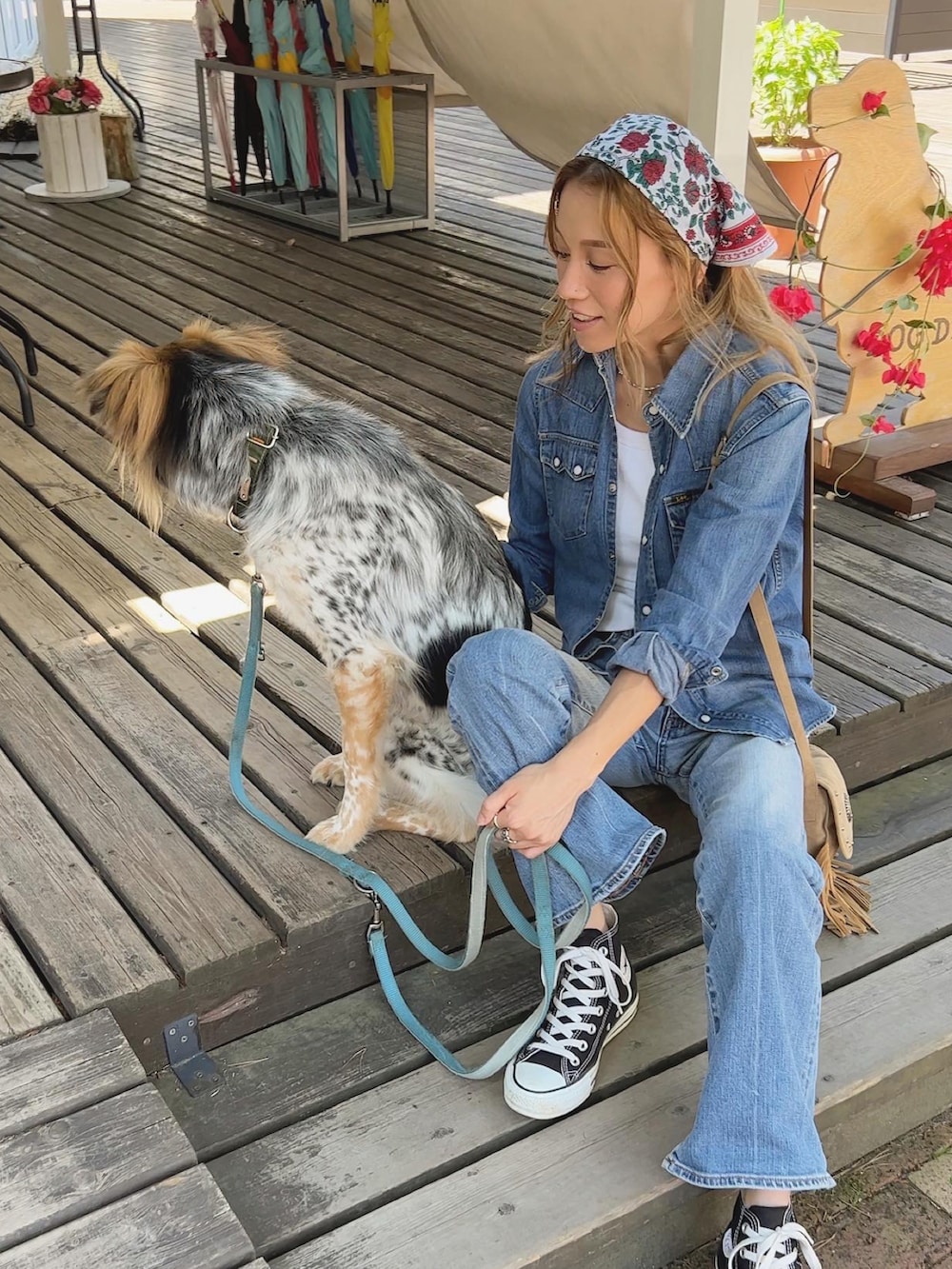 「大人カジュアル、90'sスタイル、デニムオンデニム、デニムシャツ、LEE、古着MIX、お散歩コーデ、軽井沢、休日スタイル、春夏コーデ、カジュアルコーデ、スニーカーコーデ、converse、オトナ女子、バンダナ」｜「studio CLIPのブロックプリント風ハンカチ（ハンカチ/ハンドタオル、レッド系）」を使った、階上実穂さん（レディース・158cm）の夏コーディネートの4枚目の写真