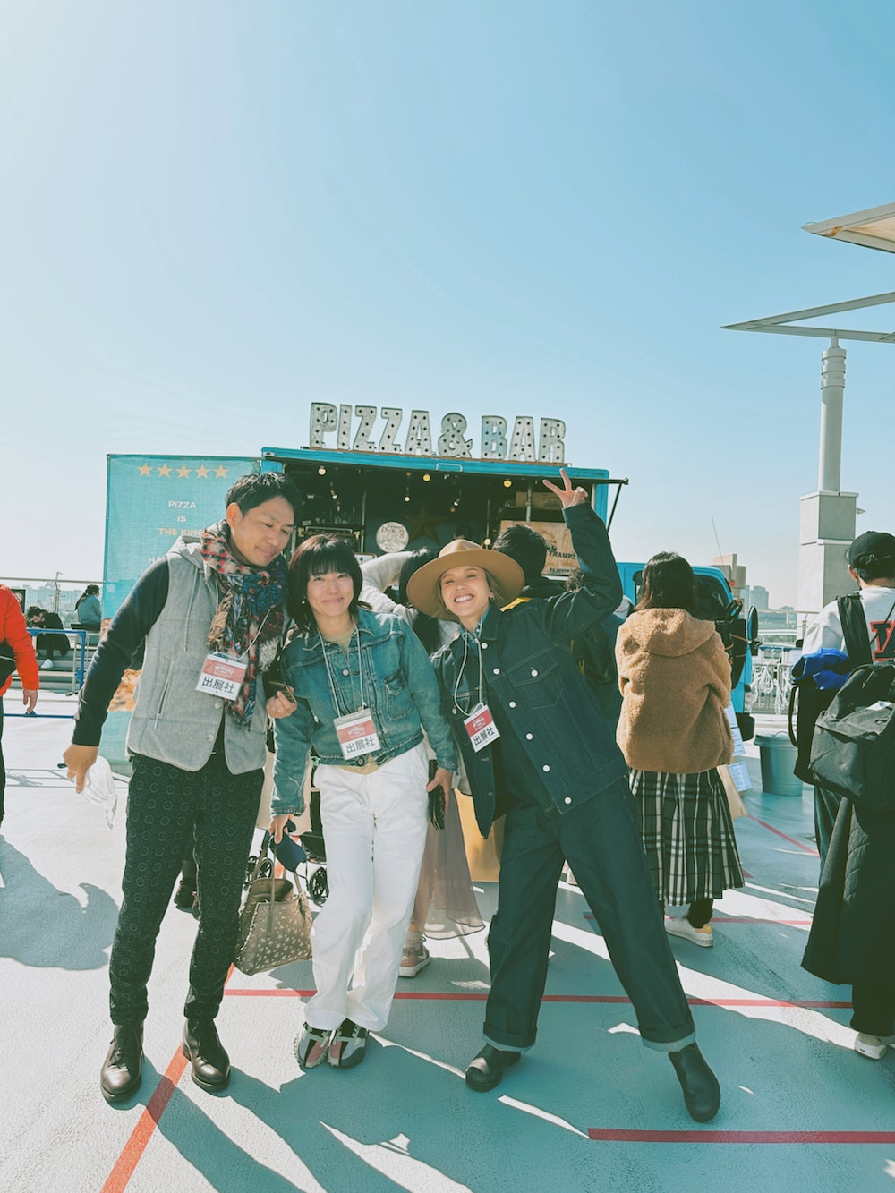 「大人カジュアル、アウトドアスタイル、デニムジャケット、オーバーオール、デニムオンデニム、アメカジ、カジュアル、オトナ女子、メンズライク、春コーデ、レイヤードスタイル、デニム、大人コーデ、ヴィンテージ、古着MIX」｜「Lack of Colorの【W】【it】【JB2】【Lack of Color】 ﾊｯﾄ（ハット、ブラウン系）」を使った、階上実穂さん（骨格ナチュラル・レディース・158cm）の冬コーディネートの4枚目の写真