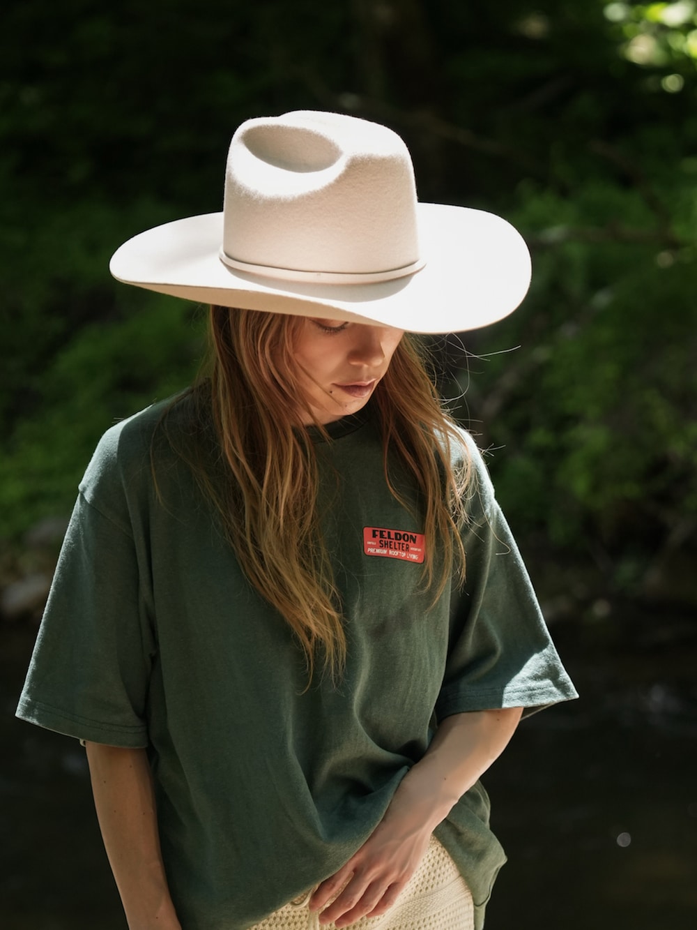 「アウトドアスタイル、キャンプ、おでかけコーデ、夏ルックで気分アップ、ハット、Tシャツ、オーバーサイズ、クロシェ、スカート、ゆるコーデ、ラクチンコーデ、30代コーデ、ラフ、オトナ女子、夏コーデ」｜「FELDON SHELTERのアイテム（Tシャツ/カットソー、グリーン系）」を使った、階上実穂さん（骨格ナチュラル・レディース・158cm）の夏コーディネートの4枚目の写真