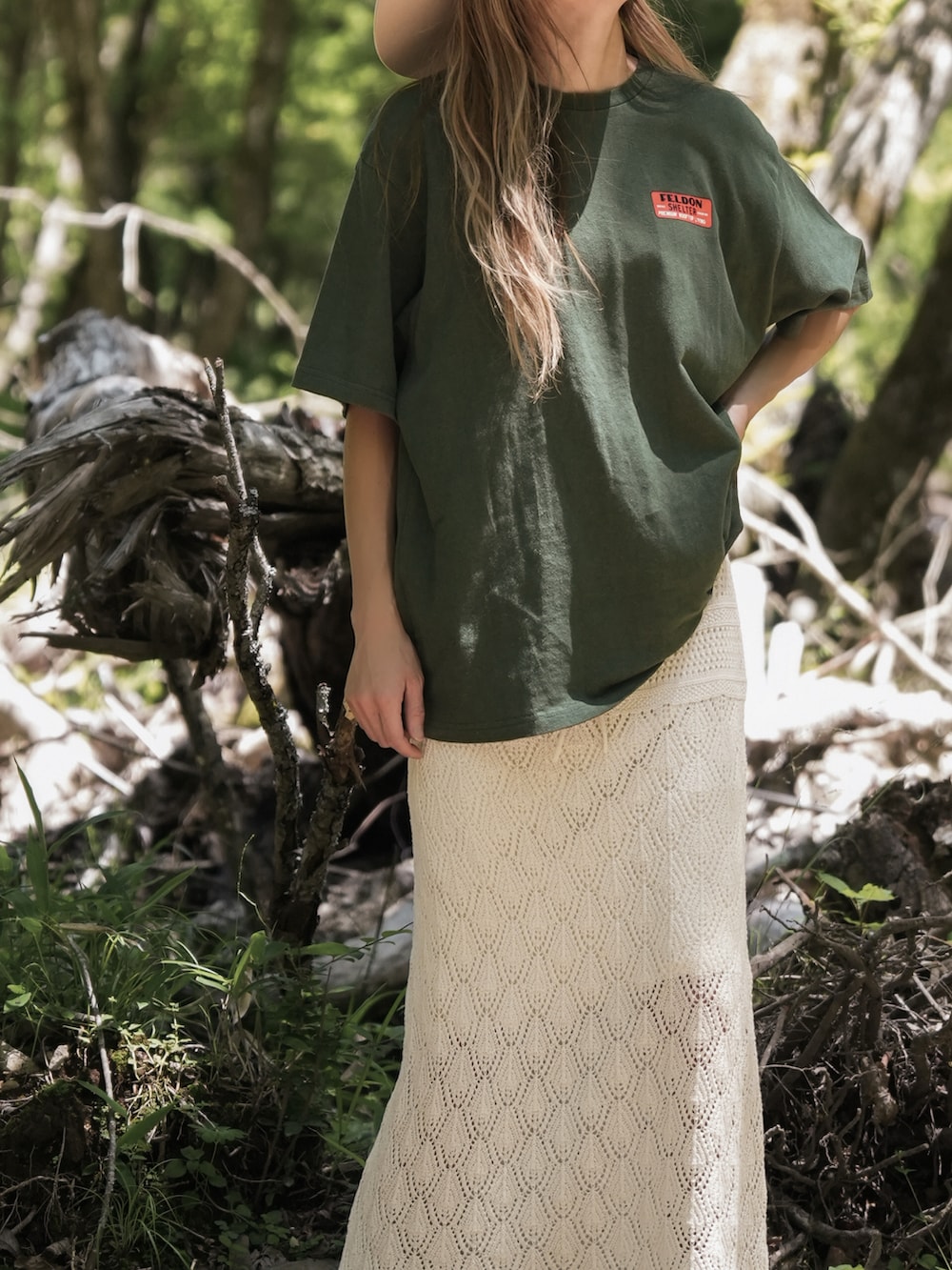 「アウトドアスタイル、キャンプ、おでかけコーデ、夏ルックで気分アップ、ハット、Tシャツ、オーバーサイズ、クロシェ、スカート、ゆるコーデ、ラクチンコーデ、30代コーデ、ラフ、オトナ女子、夏コーデ」｜「FELDON SHELTERのアイテム（Tシャツ/カットソー、グリーン系）」を使った、階上実穂さん（骨格ナチュラル・レディース・158cm）の夏コーディネートの2枚目の写真