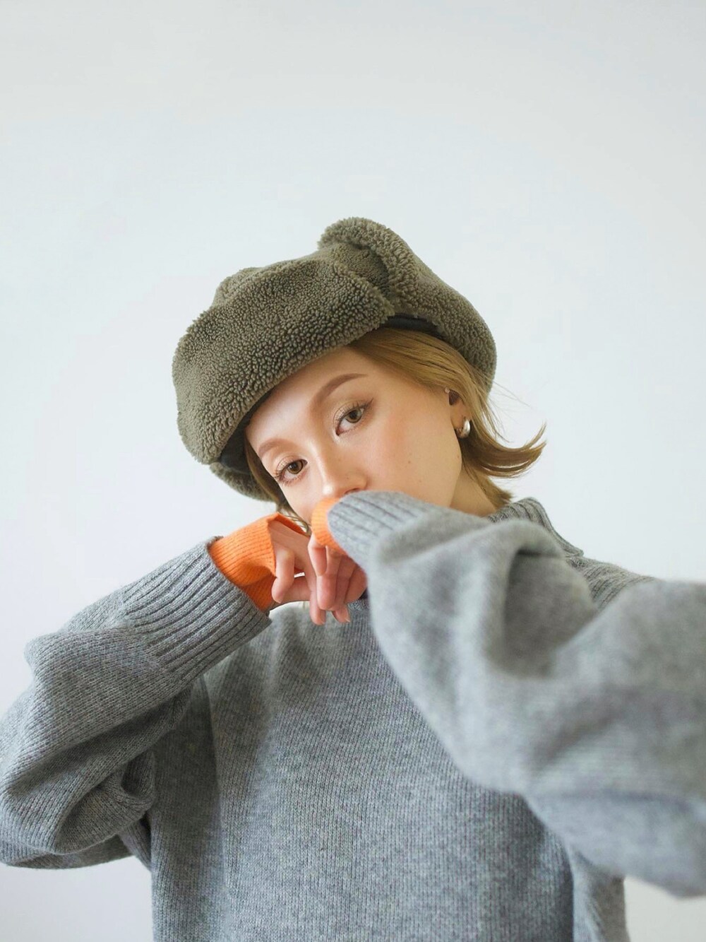 「オトナ女子、ワンピース、ニットワンピース、タートルネック、ベスト、ブーツ、マイベストコーデ2023、大人コーデ、30代コーデ、ゆるコーデ、クリスマスに着たい服、楽チンコーデ、冬コーデ、レイヤードスタイル、秋コーデ」｜「Sun Vivianのアイテム（帽子、グリーン系）」を使った、階上実穂さん（骨格ナチュラル・レディース・158cm）の冬コーディネートの4枚目の写真