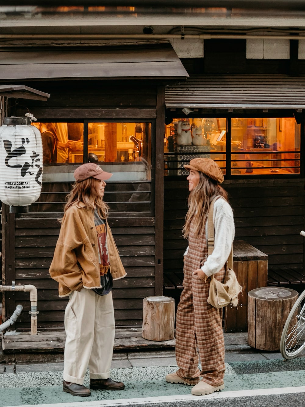 「春コーデ、大人カジュアル、ジャケット、メンズライク、ゆるコーデ、Tシャツ、プリントT、オーバーサイズ、30代コーデ、お出かけコーデ、カジュアルスタイル、ミッシュマッシュ、ホワイト、ヴィンテージ、パンツコーデ」｜「Sun Vivianのアイテム（デニムジャケット、イエロー系）」を使った、階上実穂さん（骨格ナチュラル・レディース・158cm）の春コーディネートの2枚目の写真