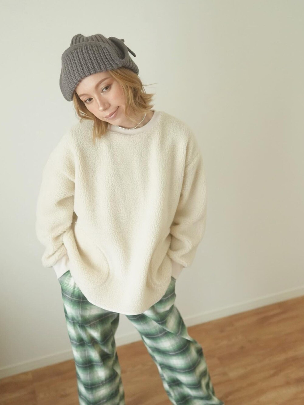 「おうちファッション、シンプルコーデ、あったかコーデ、冬コーデ、パンツスタイル、UNIQLO、プチプラ、チェックパンツ、ボア、フリース、スウェット、オトナカワイイ、30代コーデ、フライトキャップ、冬を彩る色いろコーデ」｜「SMELLYのリブニットフライトキャップ（ニットキャップ/ビーニー、ブラウン系）」を使った、階上実穂さん（骨格ナチュラル・レディース・158cm）の冬コーディネートの5枚目の写真