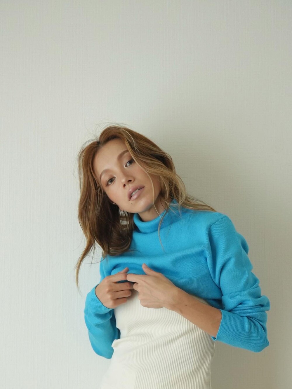 「秋先取りコーデ、オトナ女子、ニット、ハイネック、カラーニット、カラーコーデ、シンプルコーデ、パンツスタイル、Levi's、ラフ、秋冬コーデ、大人コーデ、きれいめカジュアル、NIKE、スニーカーコーデ」｜「Sun Vivianのアイテム（ニット/セーター、ブルー系）」を使った、階上実穂さん（レディース・158cm）の秋コーディネートの5枚目の写真