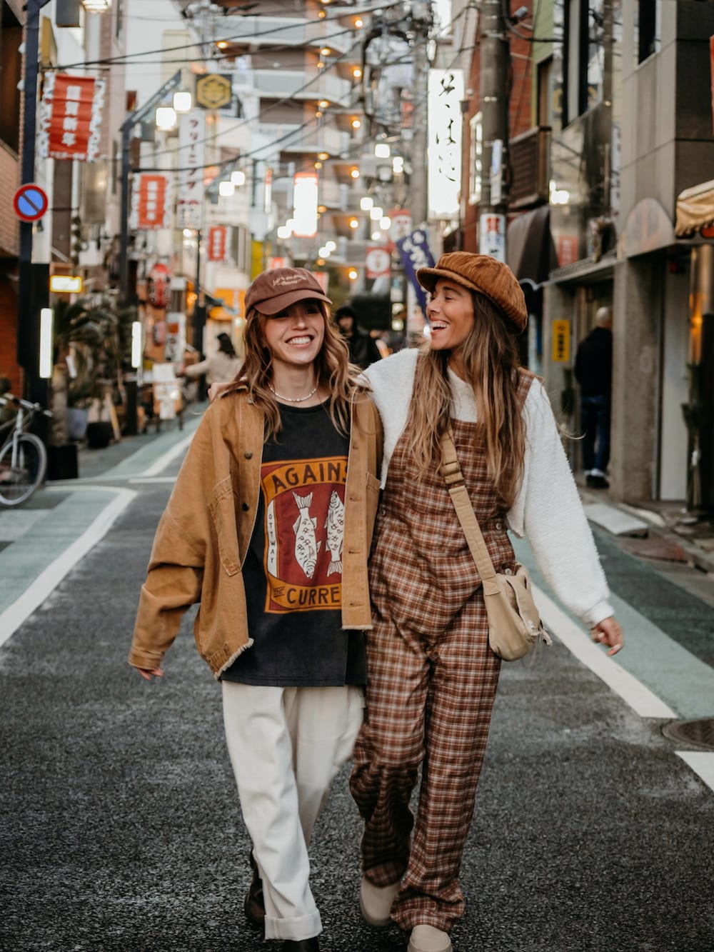 「春コーデ、大人カジュアル、ジャケット、メンズライク、ゆるコーデ、Tシャツ、プリントT、オーバーサイズ、30代コーデ、お出かけコーデ、カジュアルスタイル、ミッシュマッシュ、ホワイト、ヴィンテージ、パンツコーデ」｜「Sun Vivianのアイテム（デニムジャケット、イエロー系）」を使った、階上実穂さん（骨格ナチュラル・レディース・158cm）の春コーディネートの4枚目の写真