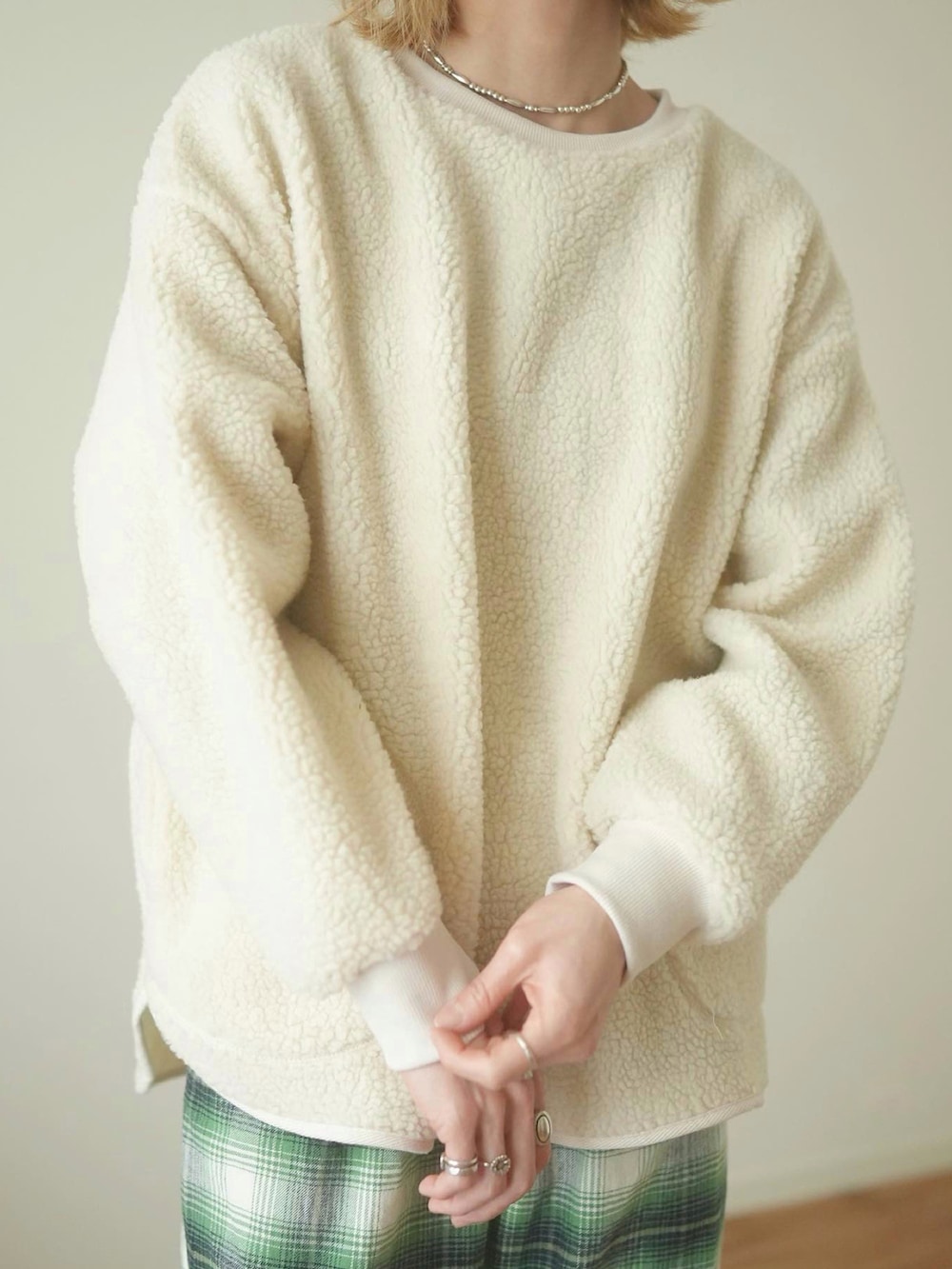 「おうちファッション、シンプルコーデ、あったかコーデ、冬コーデ、パンツスタイル、UNIQLO、プチプラ、チェックパンツ、ボア、フリース、スウェット、オトナカワイイ、30代コーデ、フライトキャップ、冬を彩る色いろコーデ」｜「SMELLYのリブニットフライトキャップ（ニットキャップ/ビーニー、ブラウン系）」を使った、階上実穂さん（骨格ナチュラル・レディース・158cm）の冬コーディネートの3枚目の写真