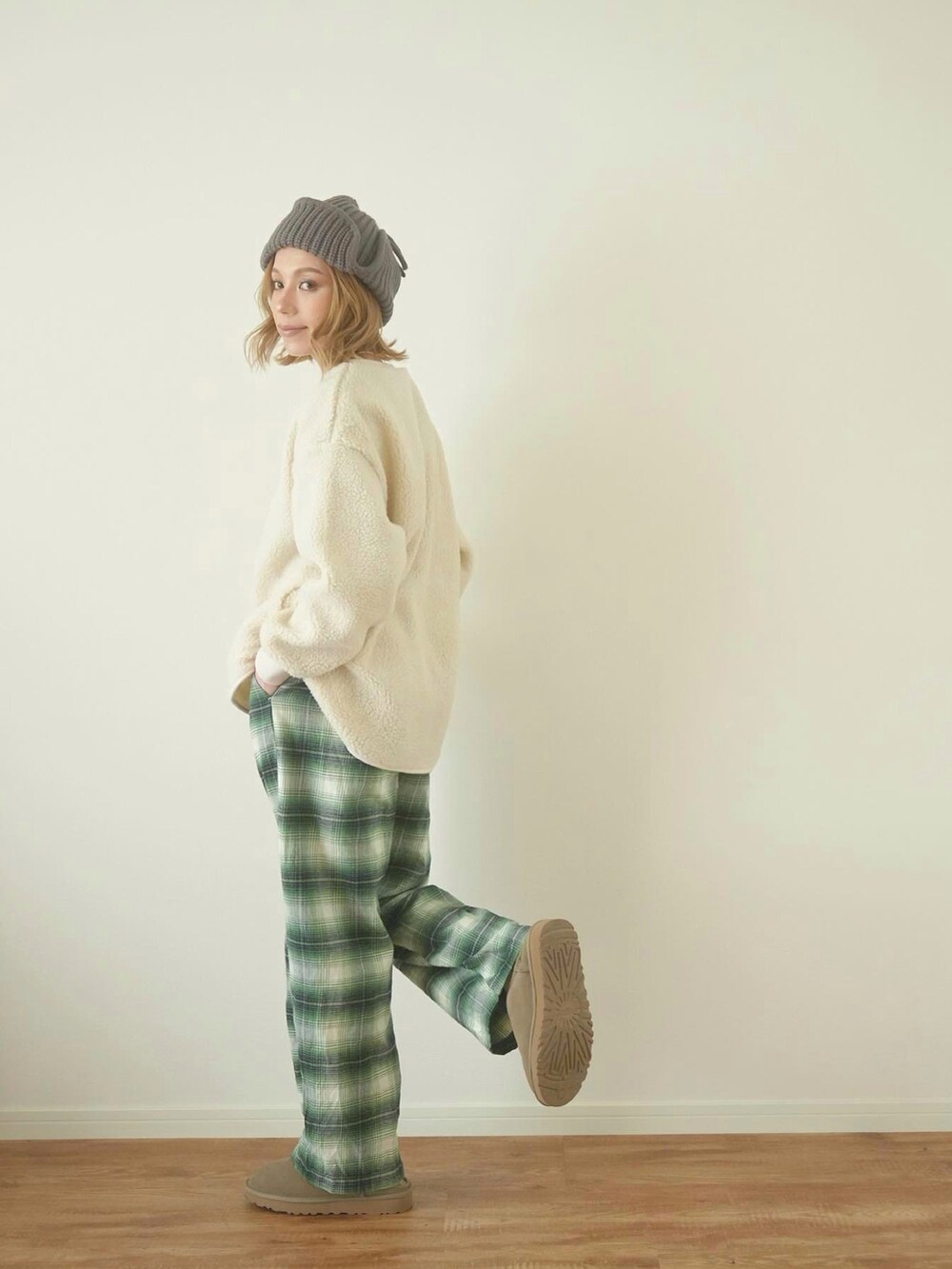 「おうちファッション、シンプルコーデ、あったかコーデ、冬コーデ、パンツスタイル、UNIQLO、プチプラ、チェックパンツ、ボア、フリース、スウェット、オトナカワイイ、30代コーデ、フライトキャップ、冬を彩る色いろコーデ」｜「SMELLYのリブニットフライトキャップ（ニットキャップ/ビーニー、ブラウン系）」を使った、階上実穂さん（骨格ナチュラル・レディース・158cm）の冬コーディネートの2枚目の写真