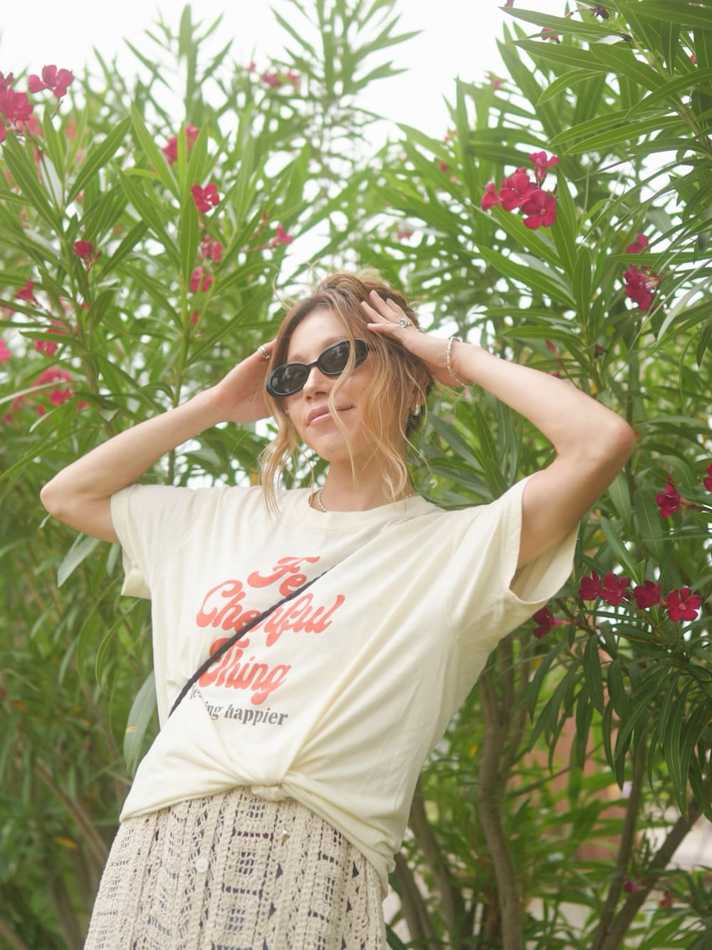 「夏コーデ、レイヤードスタイル、Tシャツ、ワンピース、デニム、カジュアルコーデ、さらっと晴れやかスナップ、サマースタイル、30代コーデ、サンダル、大人可愛い、重ね着、おでかけコーデ、オトナ女子、夏」｜「FREAK'S STOREのヴィンテージFTCロゴTEE（Tシャツ/カットソー、ホワイト系）」を使った、階上実穂さん（骨格ナチュラル・レディース・158cm）の夏コーディネートの2枚目の写真