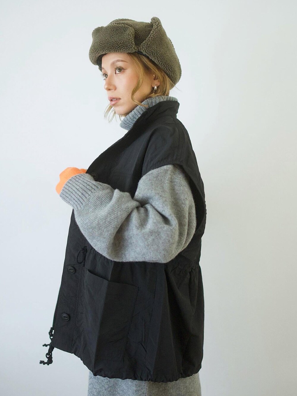 「オトナ女子、ワンピース、ニットワンピース、タートルネック、ベスト、ブーツ、マイベストコーデ2023、大人コーデ、30代コーデ、ゆるコーデ、クリスマスに着たい服、楽チンコーデ、冬コーデ、レイヤードスタイル、秋コーデ」｜「Sun Vivianのアイテム（帽子、グリーン系）」を使った、階上実穂さん（骨格ナチュラル・レディース・158cm）の冬コーディネートの3枚目の写真