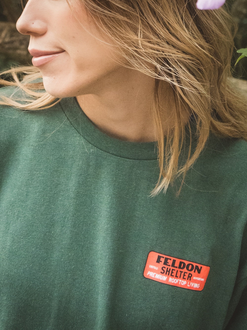 「アウトドアスタイル、キャンプ、オーバーサイズ、ゆるコーデ、Tシャツ、プリントT、アツいコーデ全部見せ、ラクチンコーデ、30代コーデ、ラフ、シンプル、夏コーデ、大人コーデ、お出かけコーデ、アウトドアコーデ」｜「FELDON SHELTERのアイテム（Tシャツ/カットソー、グリーン系）」を使った、階上実穂さん（骨格ナチュラル・レディース・158cm）の夏コーディネートの2枚目の写真