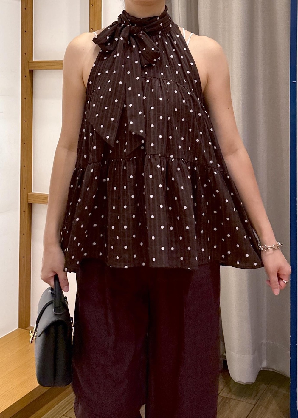 ホワイト系のキャミソール、ブラウン系のその他パンツ、ブラック系のパンプスを着用したレディースの夏コーディネートの7枚目の写真