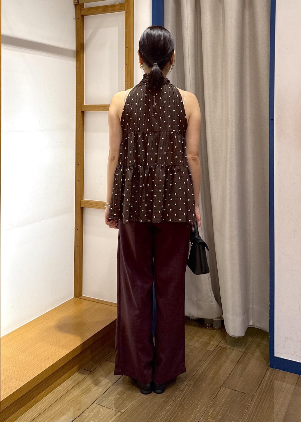 ホワイト系のキャミソール、ブラウン系のその他パンツ、ブラック系のパンプスを着用したレディースの夏コーディネートの5枚目の写真